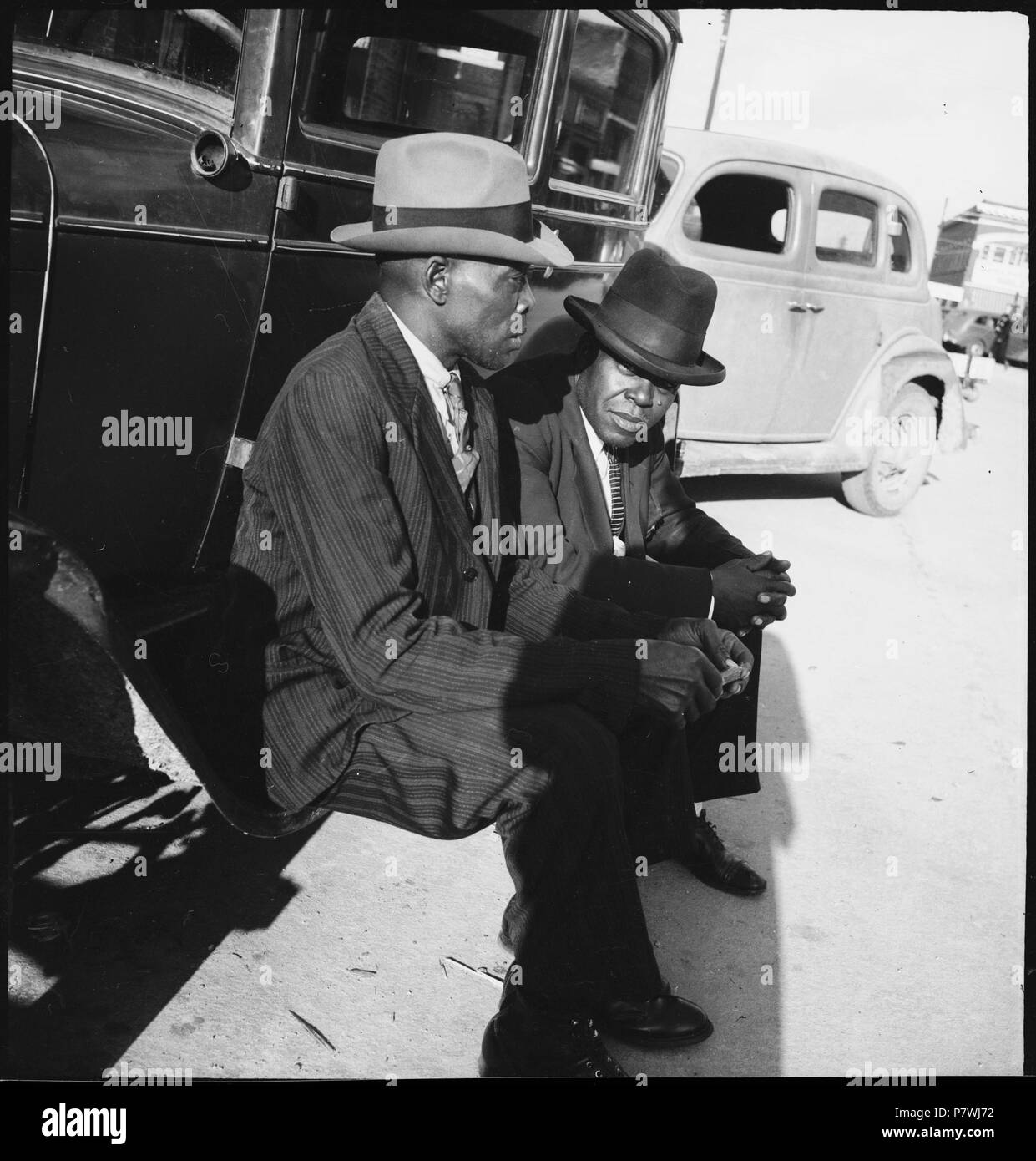 USA, Tuskegee/AL Lehrwerk:; zwei Männer im Anzug Artikel mit dem Trittbrett eines Autos. Von 1936 bis 1938 87 CH-NB-USA, Tuskegee-AL-Lehrwerk - Annemarie Schwarzenbach - SLA-Schwarzenbach-A -5-11-005 Stockfoto