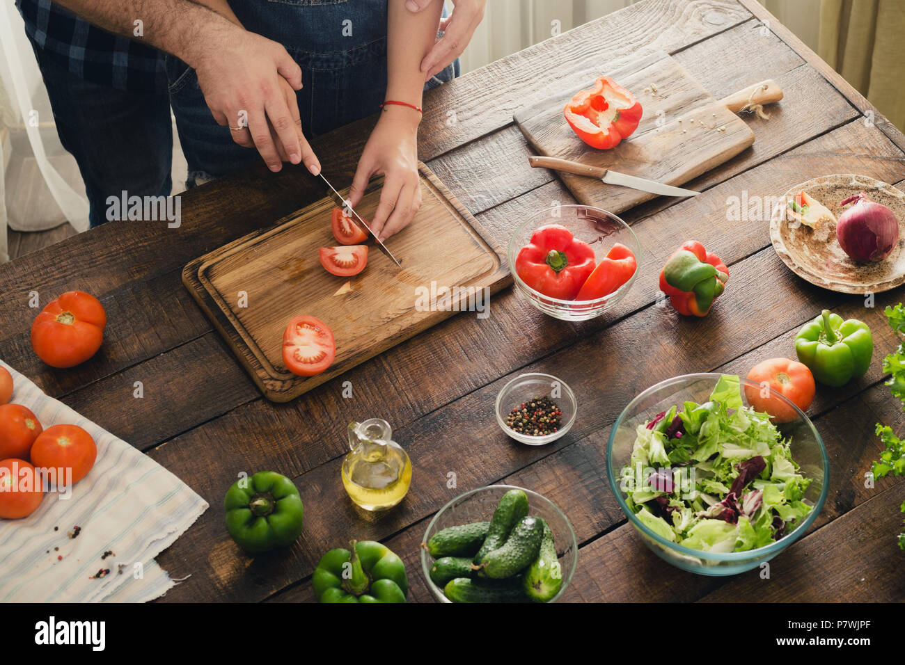 Liebevoller Ehemann und Ehefrau ist Abendessen kochen in der Küche zu Hause Stockfoto