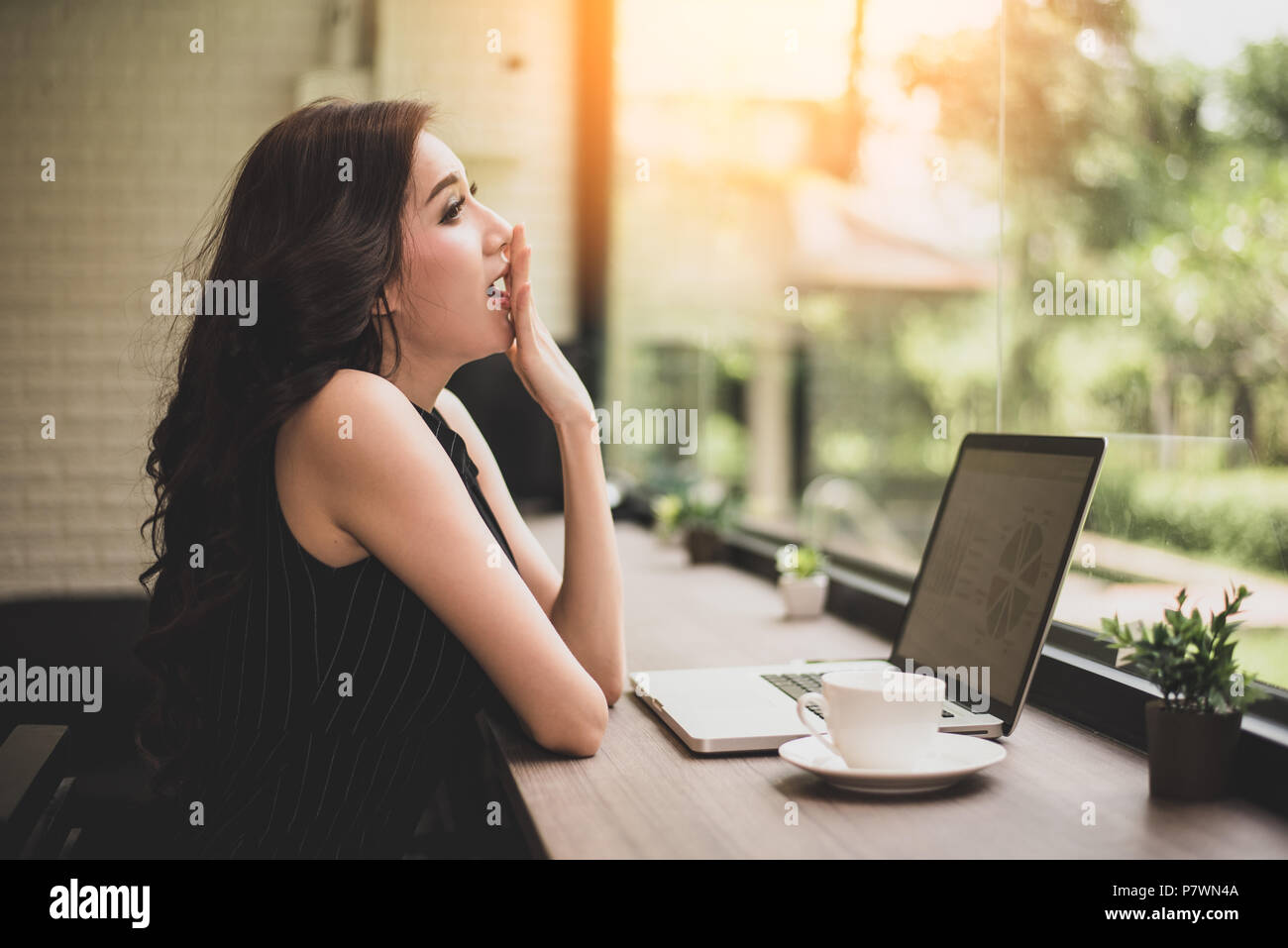 Berufstätige Frau gähnen in Arbeitsplatz. Business und Lifestyle Konzept. Technik und Konzept. Stimmung und Geste Thema. Stockfoto