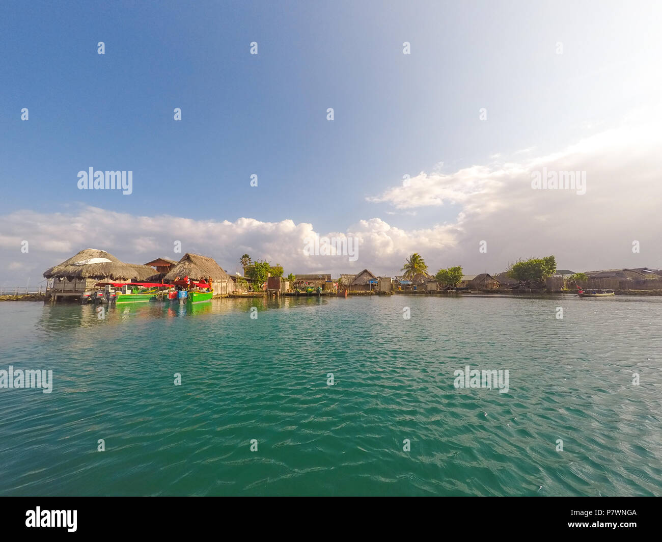 Strohgedeckten Hütten/Holzhäuser in Kuna Yala Village auf der Insel Stockfoto