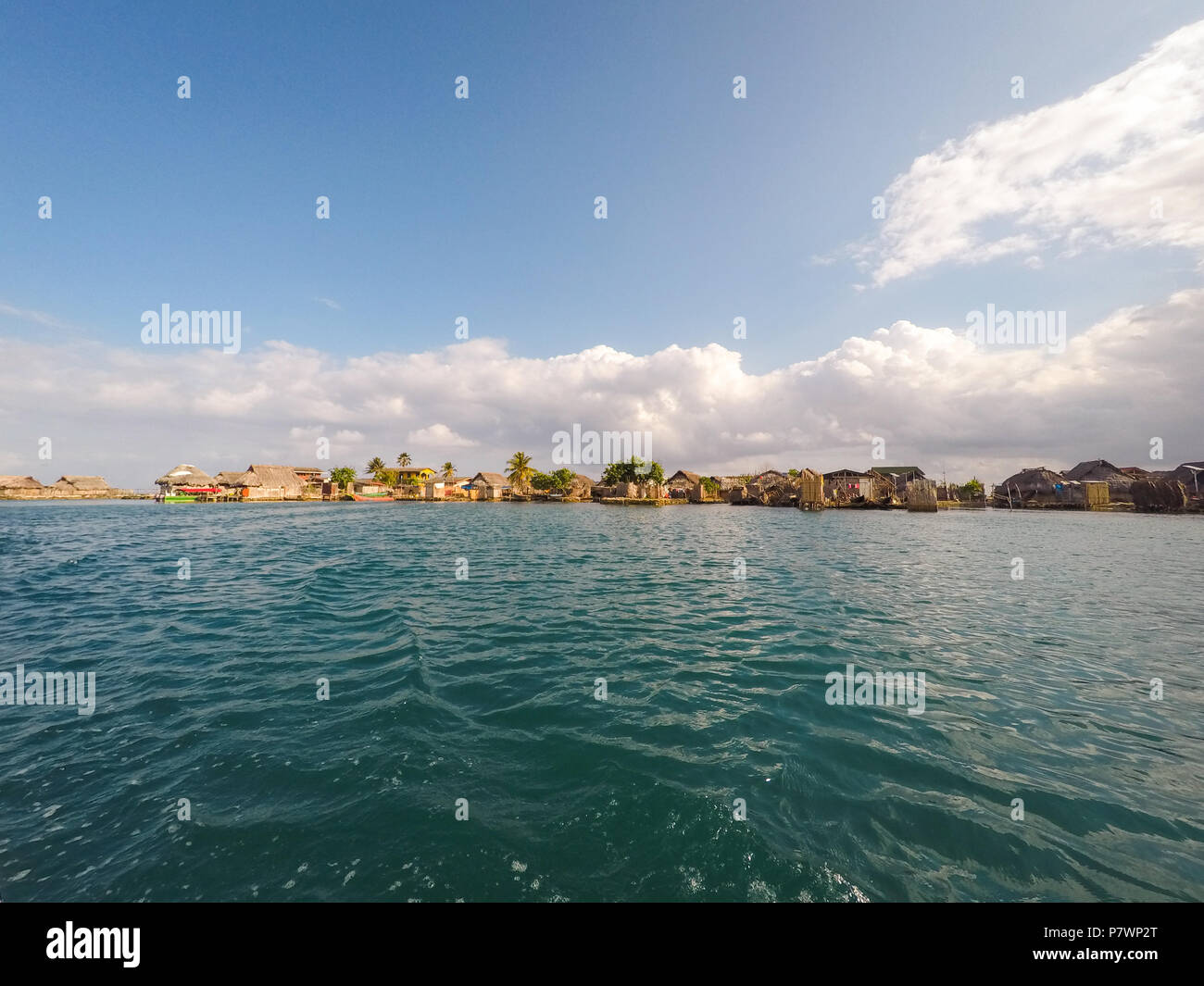 Strohgedeckten Hütten/Holzhäuser in Kuna Yala Village auf der Insel Stockfoto