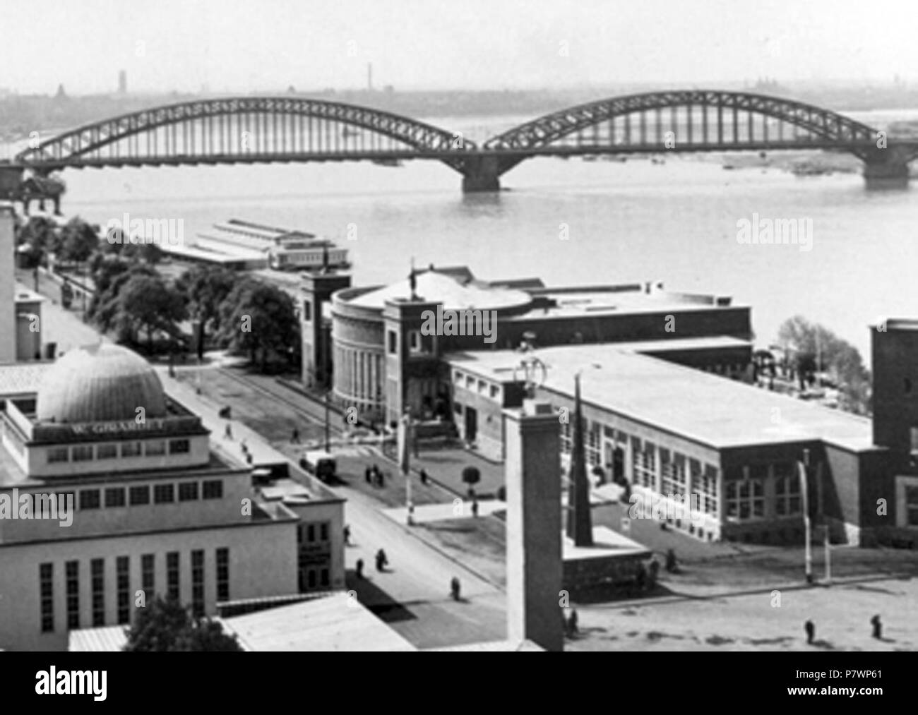 English: GeSoLei: Blick in die Rheinterrasse, welche von Anfang ein und Gastronomie ausgerichtet. Zur GeSoLei stand sie mit mehreren Restaurants und Cafés den Ausstellungsbesuchern offen: Die damals 450 Mitarbeiter servierten täglich bis zu 4.000 Essen. 1926 172 GeSoLei Stockfoto