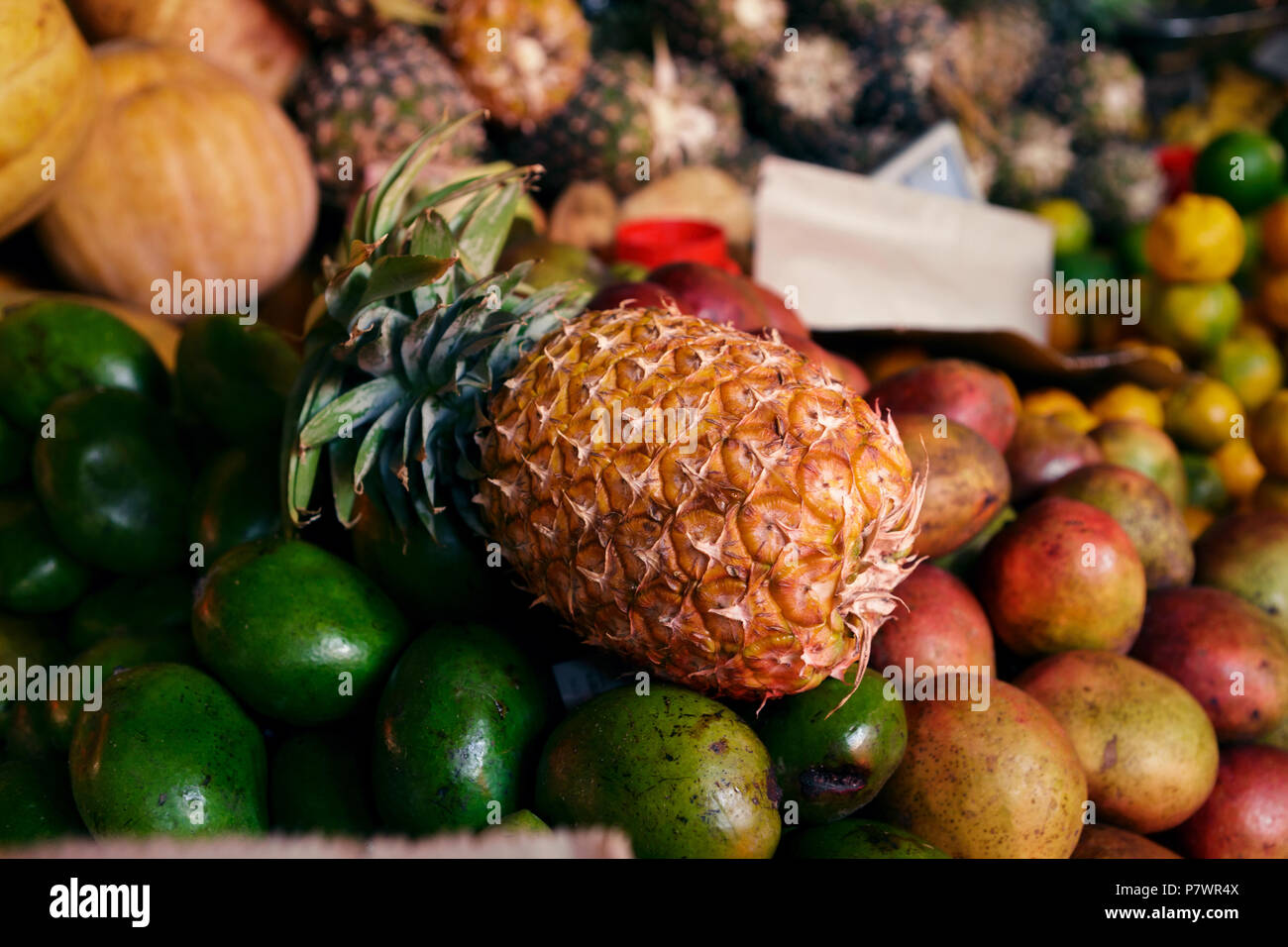 Ananas Nahaufnahme auf dem Markt begegnen. Stockfoto