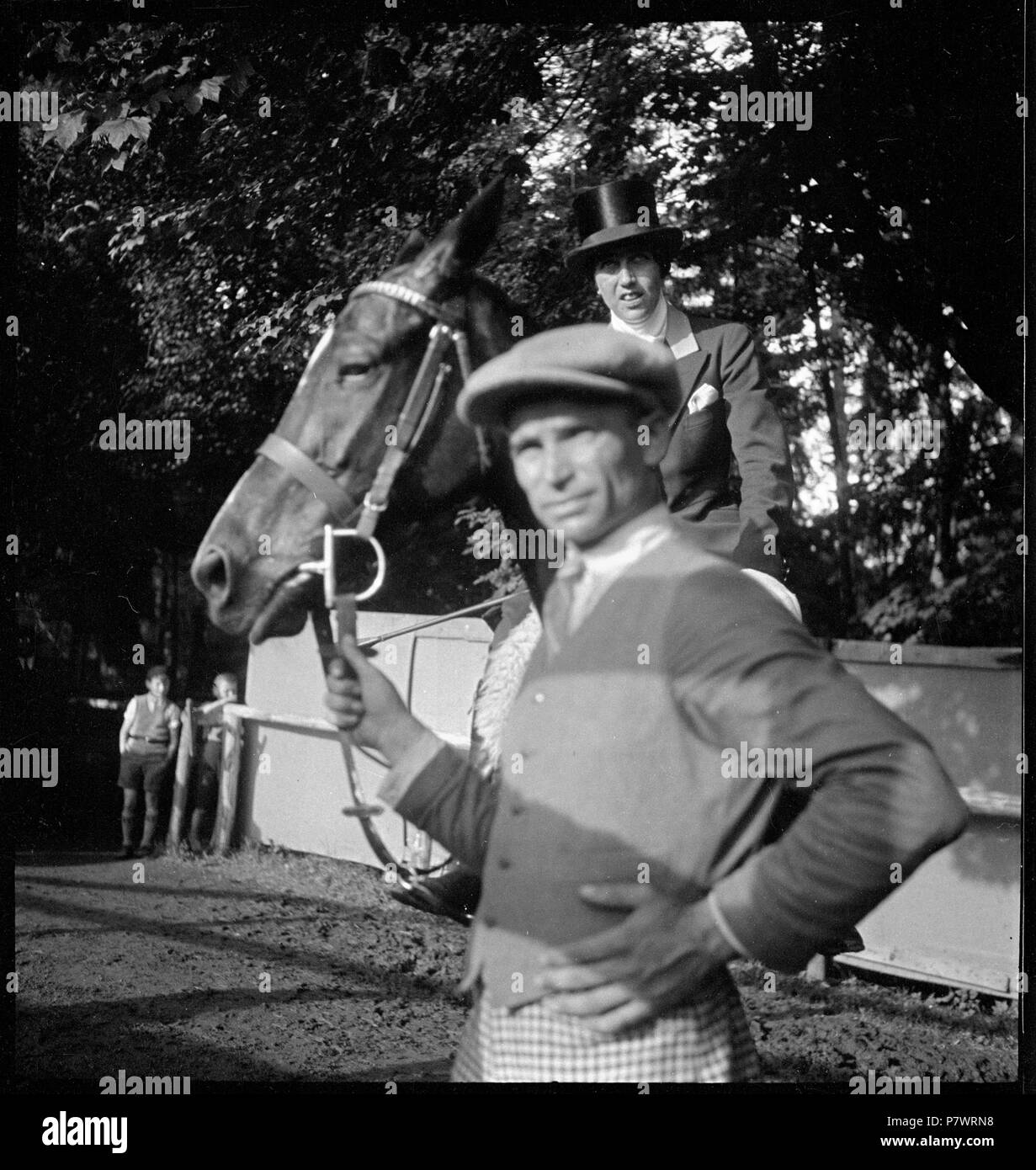 Schweiz, Luzern: Reitveranstaltung; junge Reiterin mit ihrem Pferd; Luzern. 1933 82 CH-NB-Schweiz, Luzern - reitveranstaltung - Annemarie Schwarzenbach - SLA-Schwarzenbach-A -5-01-088 Stockfoto