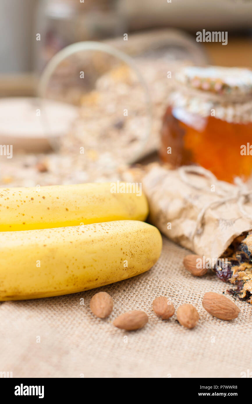 Zwei Bananen zum Frühstück. Gesundes Essen. Fitness Nahrung. Morgens zu Hause. Platz kopieren Stockfoto