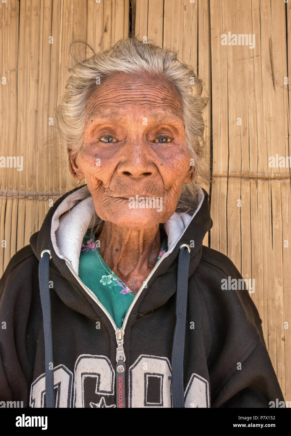 Portrait eines älteren Lio-Frau, Saga megalithischen Dorf, Detusoko, Ost Nusa Tenggara, Indonesien Stockfoto
