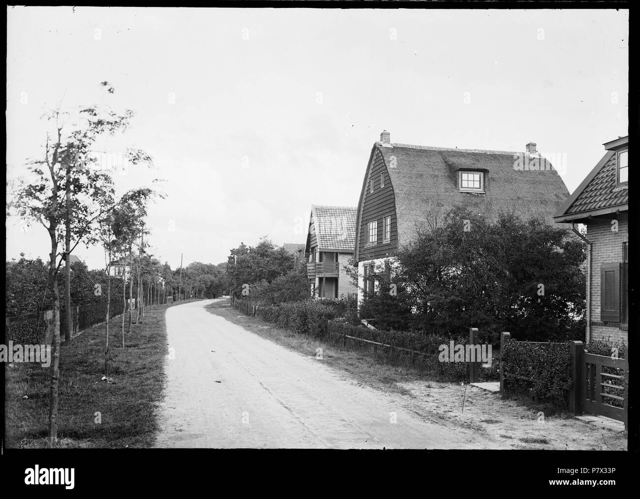 De Kruisweg naar het Oosten gezien. Dsub de huisnummers 10, 12 en 14.. 1926 127 De Kruisweg naar het Oosten gezien - regionaal Archief Alkmaar-FO 1400044 Stockfoto