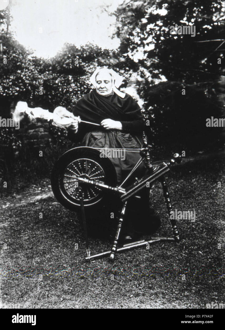Englisch: Portrait der Dame in walisischen Kleid, sitzend dreht am Rad im Garten. Monmouth Museum Id: M 6760. Datum unbekannt 318 Portrait der Dame in walisischen Kleid Stockfoto Englisch: Portrait der Dame in walisischen Kleid, sitzend dreht am Rad im Garten. Monmouth Museum Id: M 6760. Datum unbekannt 318 Portrait der Dame in walisischen Kleid Stockfoto