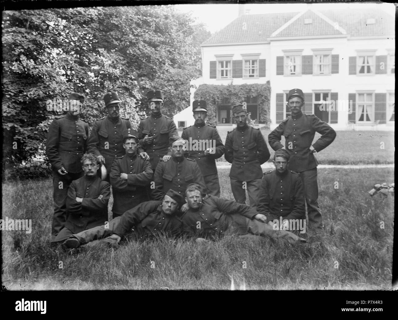 Een groep Nederlandse militairen Voor Het Oude Hof.. 1916 142 Een groep Nederlandse militairen Voor Het Oude Hof - regionaal Archief Alkmaar-FO 1400121 Stockfoto