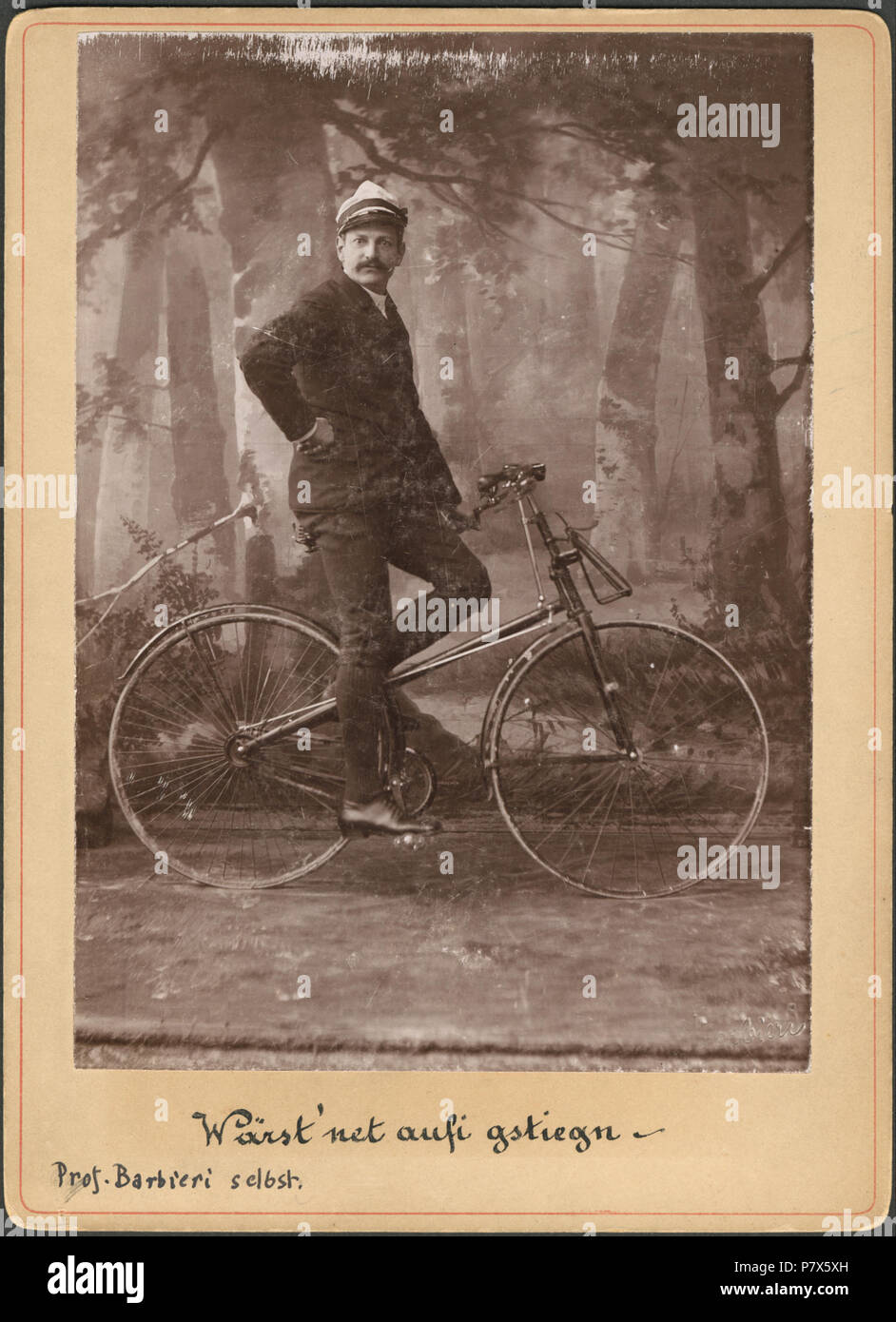 Johann Barbieri in Fahrrad Holzbilderrahmen, Studio, Kulisse 150 ETH-BIB-Wärst net aufi Portrait-Portr gstiegn - 11378-S1 Stockfoto