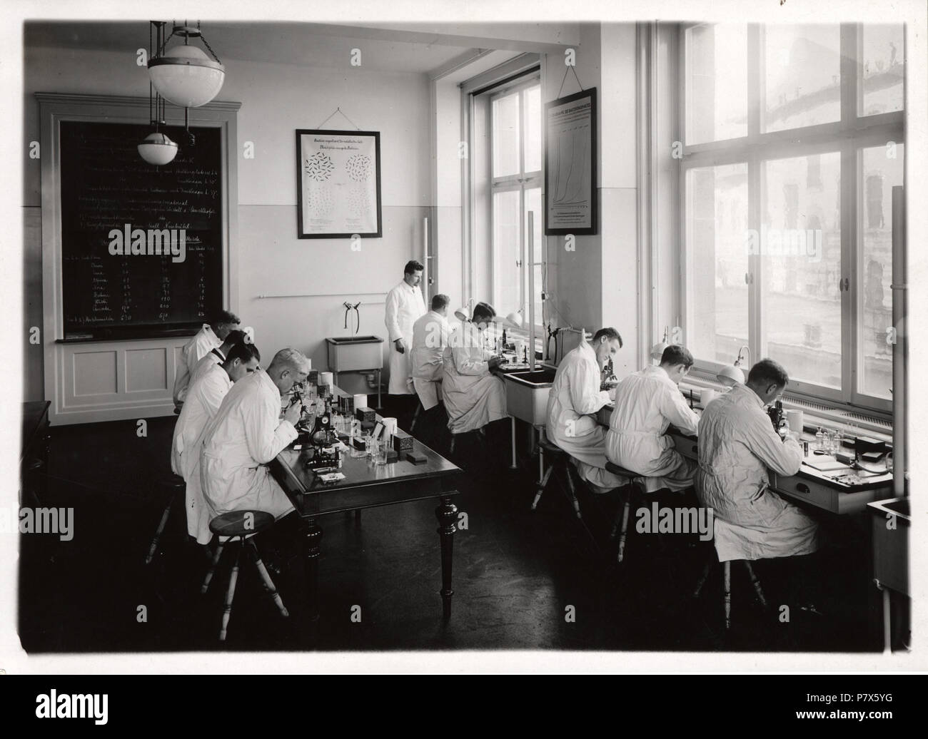 Düggeli, Max (1878-1946) 152 ETH-BIB-Zürich, ETH Zürich, land- und forstwirtschaftliches Institut, Westbau (LFW), landwirtschaftlich-bakteriologisches Institut, Mikroskopiersaal-Portrait-Portr10515 Stockfoto