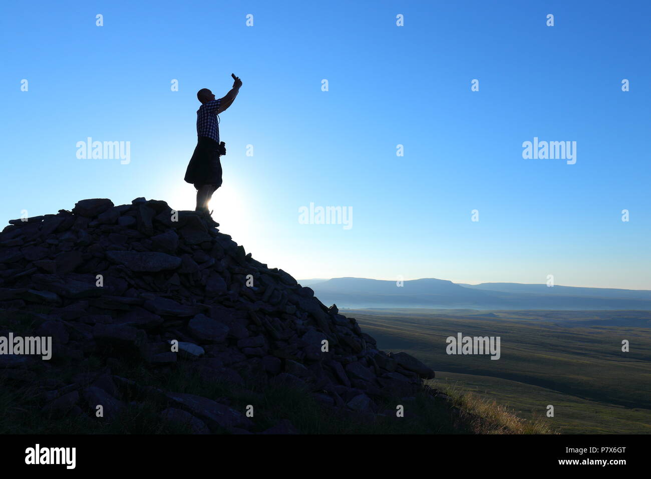 Mich ein selfie, bei einem Spaziergang bis Ingleborough Berg, ist Teil der Drei Zinnen Herausforderung in den Yorkshire Dales National Park. Stockfoto