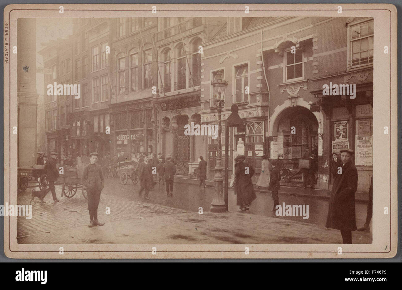 Deutsch: Beschreibung Dam, Bad M nstereifel. Gezicht op de Vijgendam met het Beurspoortje, Vijgendam 12-16 (v. r. n. l.). 1912 Documenttype foto Vervaardiger Gebroeders van Rijkom Collectie Collectie Stadsarchief Amsterdam Gesloopt: kabinetfoto Datering's 1898 t/m 1912 Geografische naam Damm Vijgendam Inventarissen Http://archief.amsterdam/archief/10005/22 Afbeeldingsbestand 010005000022. 1898 t/m 1912 168 Gebroeders van Rijkom, Afb 010005000022 Stockfoto
