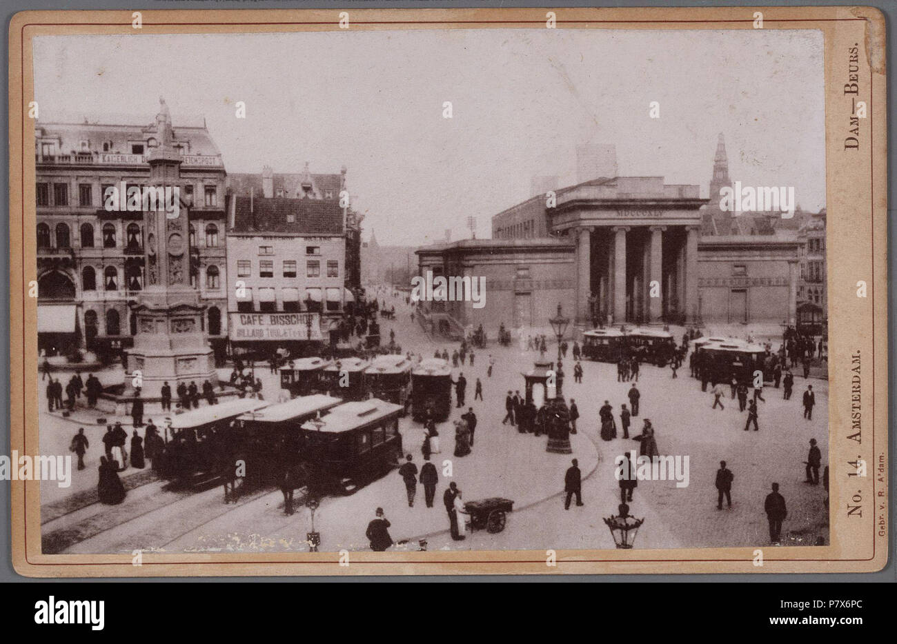 Deutsch: Beschreibung De Dam gezien naar de ingang van het Damrak Links het 'Monument ter herinnering aan Höhle volksgeest Van 1830-1831', bekroond Tür het Beeld des Afrikaans van De Eendracht ('Naatje van de Dam") en rechts de Beurs van Zochre. Op de voorgrond paardentrams. Documenttype foto Vervaardiger Gebroeders van Rijkom Collectie Collectie Stadsarchief Amsterdam: kabinetfoto Datering's 1886 t/m 1889 Ca. Geografische naam Damrak Dam Inventarissen Http://archief.amsterdam/archief/10005/36 Afbeeldingsbestand 010005000036. 1886 t/m 1889 Ca. 168 Gebroeders van Rijkom, Afb 010005000036 Stockfoto