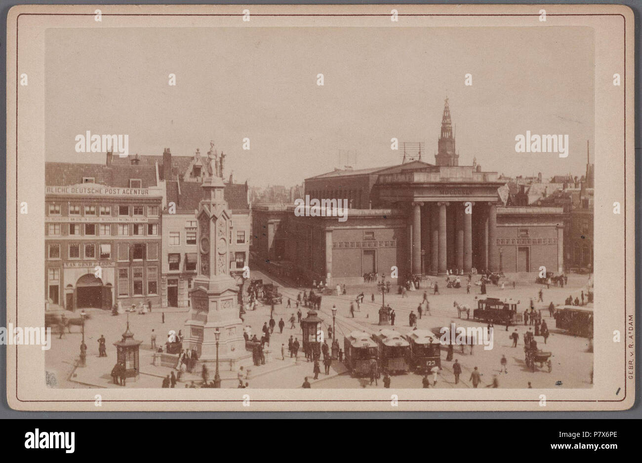 Deutsch: Beschreibung Dam, noordzijde Gezien naar de ingang van het Damrak, met links het 'Monument ter herinnering aan Höhle volksgeest Van 1830-1831', bekroond Tür het Beeld des Afrikaans van De Eendracht ('Naatje van de Dam") en rechts de Beurs van Zochre. Op de voorgrond paardentrams. Documenttype foto Vervaardiger Gebroeders van Rijkom Collectie Collectie Stadsarchief Amsterdam: kabinetfoto Datering's 1880 Ca. t/m 1886 Ca. Geografische naam Damrak Dam Inventarissen Http://archief.amsterdam/archief/10005/34 Afbeeldingsbestand 010005000034 erzeugt mit Dememorixer. 1880 Ca. t/m 1886 Ca. 168 Gebroede Stockfoto