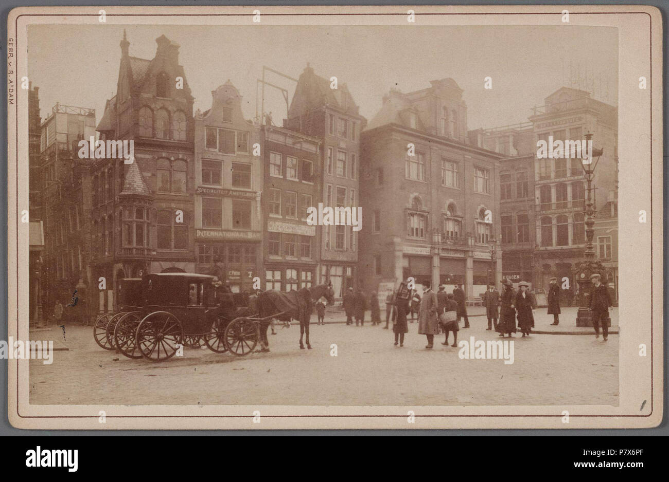 Deutsch: Beschreibung Dam, oostzijde. Vijgendam 5-17 (v. l. n. r.), achter het Commandantshuis, met links de ingang van de Vissteeg. 1912 Documenttype foto Vervaardiger Gebroeders van Rijkom Collectie Collectie Stadsarchief Amsterdam Gesloopt: kabinetfoto Datering's 1898 t/m 1912 Geografische naam Damm Vissteeg Vijgendam Inventarissen Http://archief.amsterdam/archief/10005/48 Afbeeldingsbestand 010005000048. 1898 t/m 1912 168 Gebroeders van Rijkom, Afb 010005000048 Stockfoto