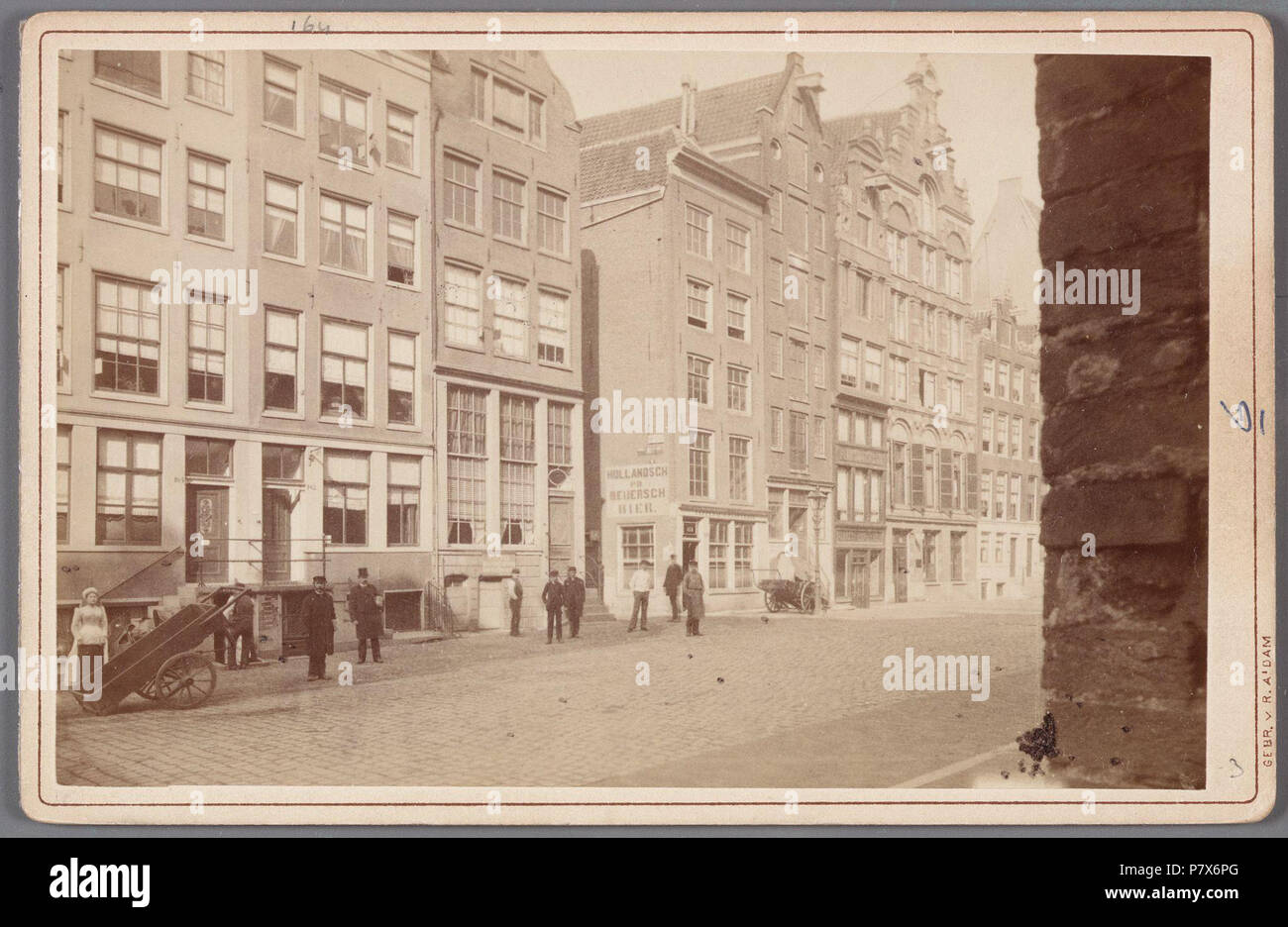 Deutsch: Beschreibung Spuistraat 150-164 van (rechts nach links) bij de Korte Huiszittensteeg, nu de Raadhuisstraat Documenttype foto Vervaardiger Gebroeders van Rijkom Collectie Collectie Stadsarchief Amsterdam: kabinetfoto Datering's 1876 t/m 1883 Geografische naam Spuistraat Korte Huiszittensteeg Raadhuisstraat Inventarissen Http://archief.amsterdam/archief/10005/122 Afbeeldingsbestand 010005000122. 1876 t/m 1883 168 Gebroeders van Rijkom, Afb 010005000122 Stockfoto
