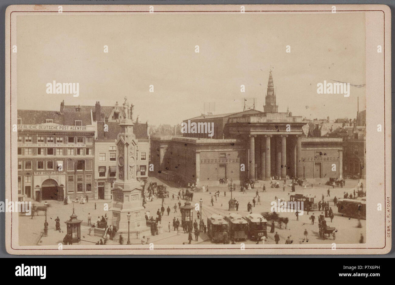 Deutsch: Beschreibung Dam, noordzijde Gezien naar de ingang van het Damrak, met links het 'Monument ter herinnering aan Höhle volksgeest Van 1830-1831', bekroond Tür het Beeld des Afrikaans van De Eendracht ('Naatje van de Dam") en rechts de Beurs van Zochre. Op de voorgrond paardentrams. Documenttype foto Vervaardiger Gebroeders van Rijkom Collectie Collectie Stadsarchief Amsterdam: kabinetfoto Datering's 1880 t/m 1886 Geografische naam Damrak Dam Inventarissen Http://archief.amsterdam/archief/10005/33 Afbeeldingsbestand 010005000033. 1880 t/m 1886 168 Gebroeders van Rijkom, Afb 010005000033 Stockfoto