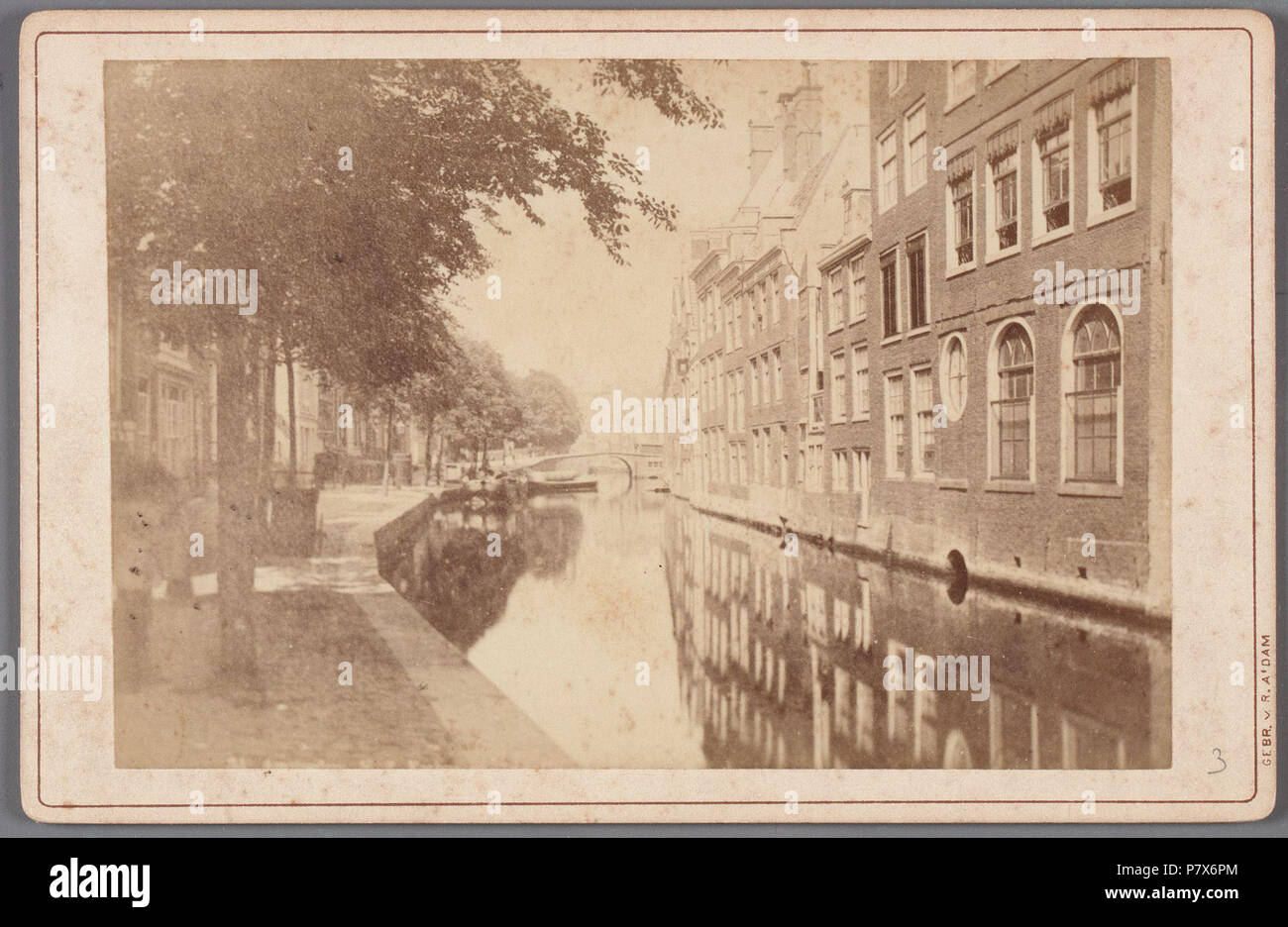 Deutsch: Beschreibung Nieuwezijds Voorburgwal, Gezicht op de Boommarkt. Dsub de achterzijde van de panden aan het Begijnhof NB: reproductie van een zoutdruk. Documenttype foto Vervaardiger Gebroeders van Rijkom Collectie Collectie Stadsarchief Amsterdam: kabinetfoto Datering's 1867 t/m 1884 Geografische naam Nieuwezijds Voorburgwal Inventarissen Http://archief.amsterdam/archief/10005/96 Afbeeldingsbestand 010005000096. 1867 t/m 1884 168 Gebroeders van Rijkom, Afb 010005000096 Stockfoto