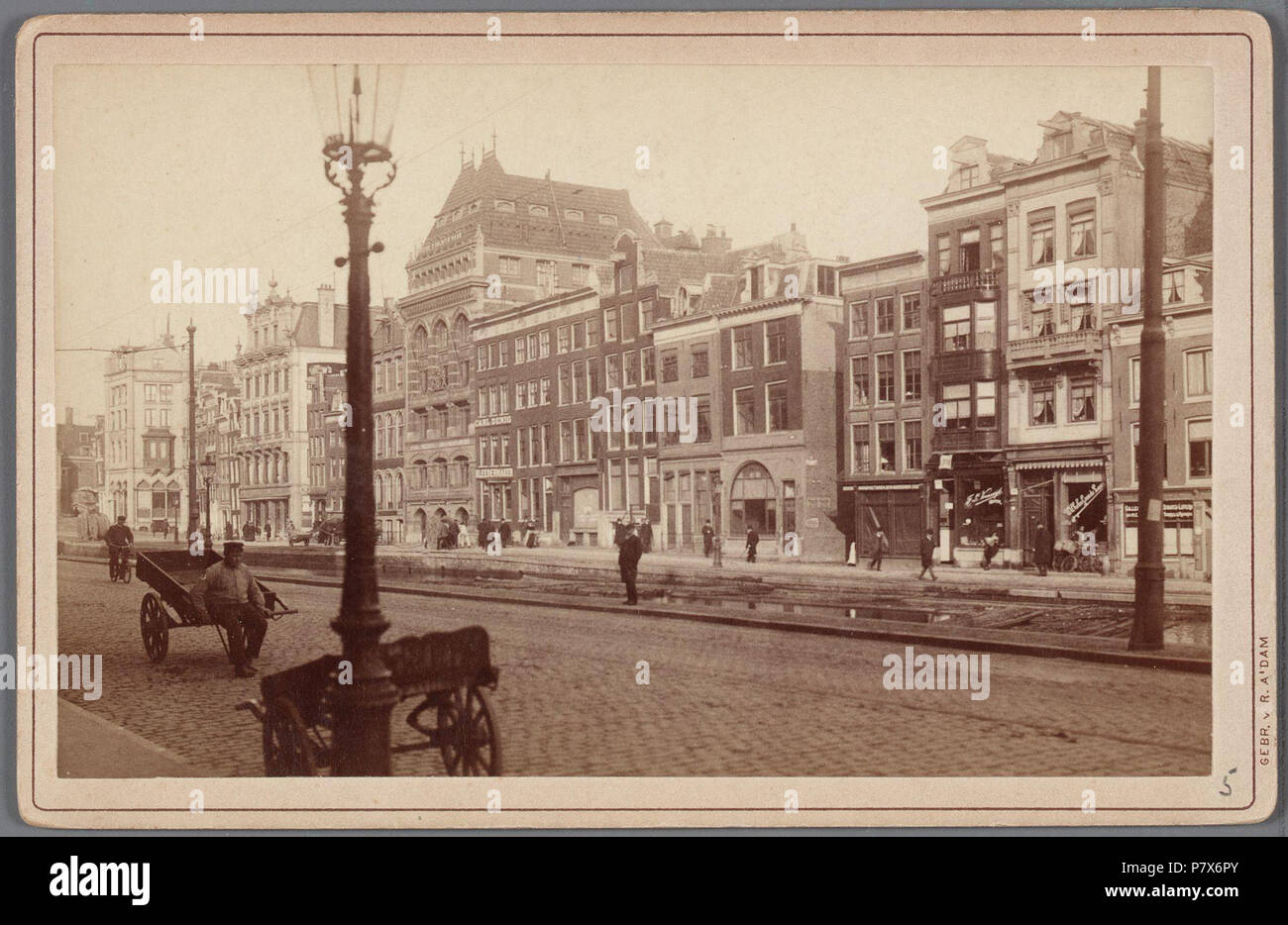 Deutsch: Beschreibung Rokin 51-5, gezien in noordelijke Richting naar het Beurspleintje met Dsub de Sint Pieterspoort Documenttype foto Vervaardiger Gebroeders van Rijkom Collectie Collectie Stadsarchief Amsterdam: kabinetfoto Datering's 1904 t/m 1912 Geografische naam Rokin Inventarissen Http://archief.amsterdam/archief/10005/161 Afbeeldingsbestand 010005000161. 1904 t/m 1912 168 Gebroeders van Rijkom, Afb 010005000161 Stockfoto