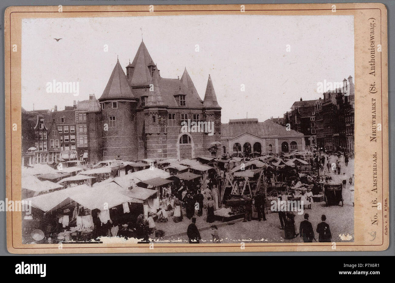 Deutsch: Beschreibung De Waag op de Nieuwmarkt na de restauratie van 1894. Dsub op de achtergrond de gemeentelijke Vishal Documenttype foto Vervaardiger Gebroeders van Rijkom Collectie Collectie Stadsarchief Amsterdam: kabinetfoto Datering's 1894 t/m 1898 Geografische naam Nieuwmarkt Inventarissen Http://archief.amsterdam/archief/10005/277 Afbeeldingsbestand 010005000277. 1894 t/m 1898 168 Gebroeders van Rijkom, Afb 010005000277 Stockfoto