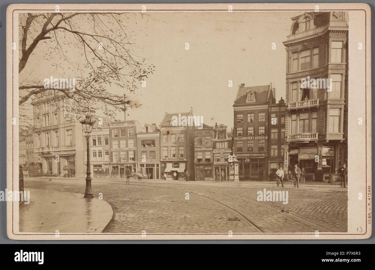 Deutsch: Beschreibung Rembrandtplein 7-35 gezien vanaf de ingang van de Utrechtsestraat. Op-Nummer 11 Café Royale Documenttype foto Vervaardiger Gebroeders van Rijkom Collectie Collectie Stadsarchief Amsterdam: kabinetfoto Datering's 1883 t/m 1898 Geografische naam Rembrandtplein Inventarissen Http://archief.amsterdam/archief/10005/429 Afbeeldingsbestand 010005000429. 1883 t/m 1898 168 Gebroeders van Rijkom, Afb 010005000429 Stockfoto