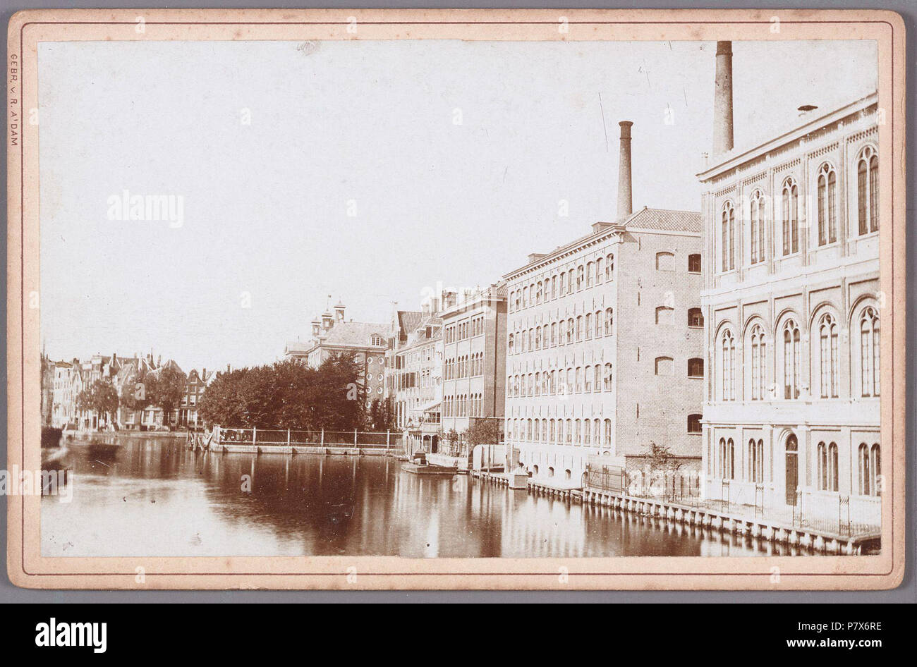 Deutsch: Beschreibung Amstel noordwestelijke gezien in Richting naar de Zwanenburgwal Links Het Oude Diakonie Weeshuis en rechts de diamantfabrieken van de Diamant Slijperij Maatschappij De Coster en het joodse jongensweeshuis Megadle Jethomim. Documenttype foto Vervaardiger Gebroeders van Rijkom Collectie Collectie Stadsarchief Amsterdam: kabinetfoto Datering's 1865 t/m 1888 Geografische naam Amstel Zwanenburgwal Inventarissen Http://archief.amsterdam/archief/10005/1154 Afbeeldingsbestand 010005001154 erzeugt mit Dememorixer. 1865 t/m 1888 168 Gebroeders van Rijkom, Afb 010005001154 Stockfoto