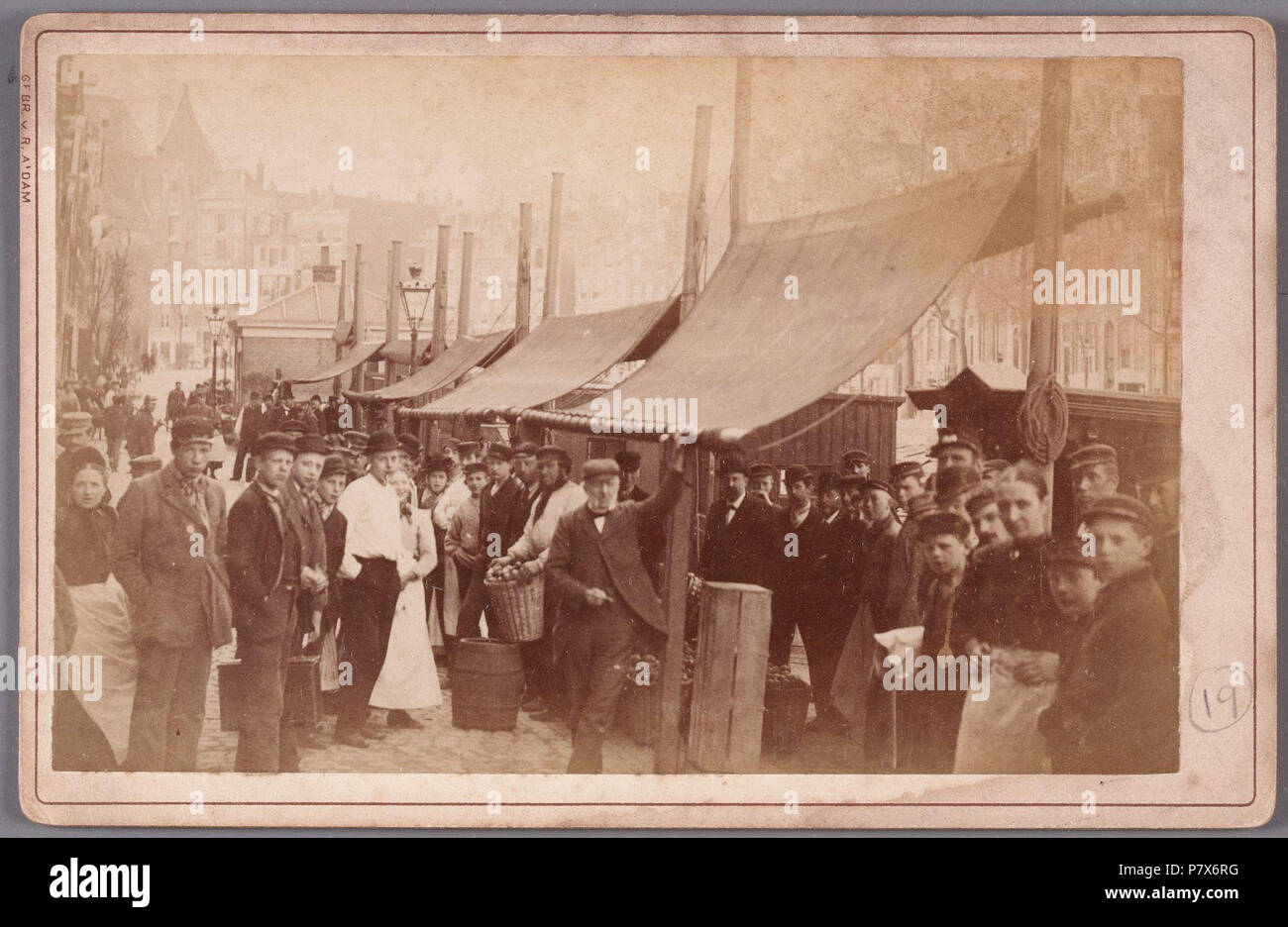 Deutsch: Beschreibung De Appelmarkt op het Singel bij de Raamsteeg, gezien naar het Spui Documenttype foto Vervaardiger Gebroeders van Rijkom Collectie Collectie Stadsarchief Amsterdam: kabinetfoto Datering's 1883 t/m 1895 Geografische naam Raamsteeg Singel Inventarissen Http://archief.amsterdam/archief/10005/1305 Afbeeldingsbestand 010005001305. 1883 t/m 1895 168 Gebroeders van Rijkom, Afb 010005001305 Stockfoto