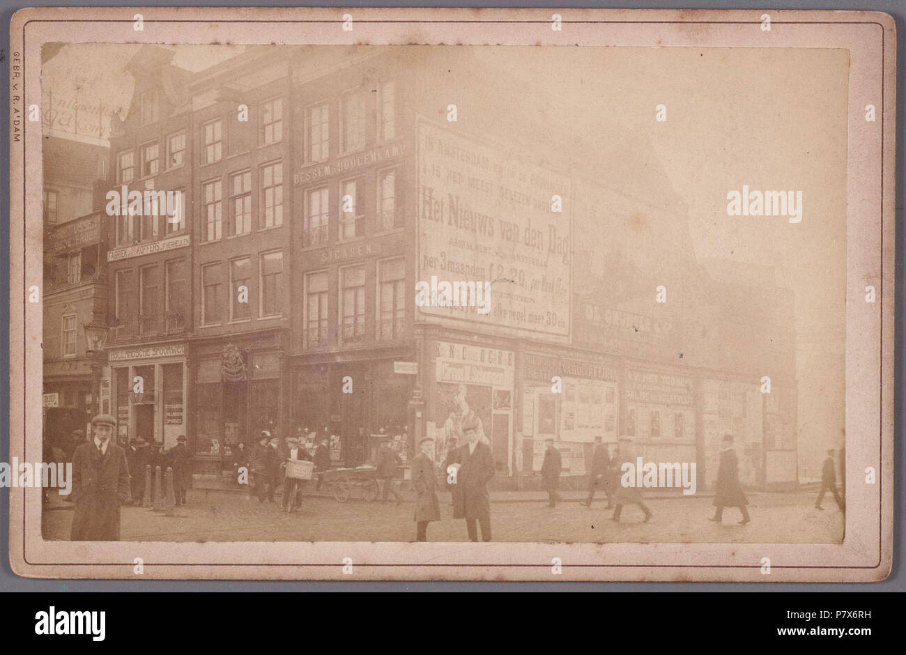Deutsch: Beschreibung Dam, Bad M nstereifel Straatbeeld bij de huizen Vijgendam 6-10 (v. r. n. l.). Links het Beurspoortje, Vijgendam 12-16 (gedeeltelijk). Dsub de Beursstraat, de 1875 verbrede Beurssteeg, sinds 1902 Rokin. 1912 Gesloopt. Documenttype foto Vervaardiger Gebroeders van Rijkom Collectie Collectie Stadsarchief Amsterdam: kabinetfoto Datering's 1898 t/m 1912 Geografische naam Rokin Vijgendam Vijgendam Inventarissen Http://archief.amsterdam/archief/10005/1218 Afbeeldingsbestand 010005001218 erzeugt mit Dememorixer. 1898 t/m 1912 168 Gebroeders van Rijkom, Afb 010005001218 Stockfoto