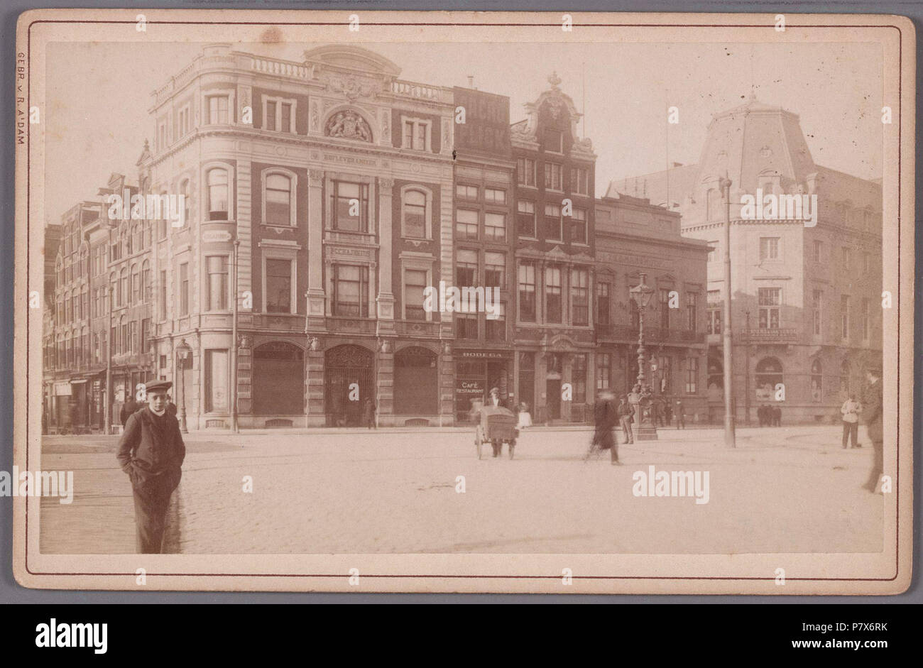 Deutsch: Beschreibung Bad M nstereifel van de Dam met links de ingang van het Rokin en op de Hoek gebouw De Rijnstroom van Firma Hajenius Dsub gebouw en de Zeemanshoop nieuwbouw Sociëteit van De Groote Club, Kort voor de oplevering. Documenttype foto Vervaardiger Gebroeders van Rijkom Collectie Collectie Stadsarchief Amsterdam: kabinetfoto Datering's 1913 t/m 1914 Geografische naam Damm Inventarissen Http://archief.amsterdam/archief/10005/1228 Afbeeldingsbestand 010005001228. 1913 t/m 1914 168 Gebroeders van Rijkom, Afb 010005001228 Stockfoto