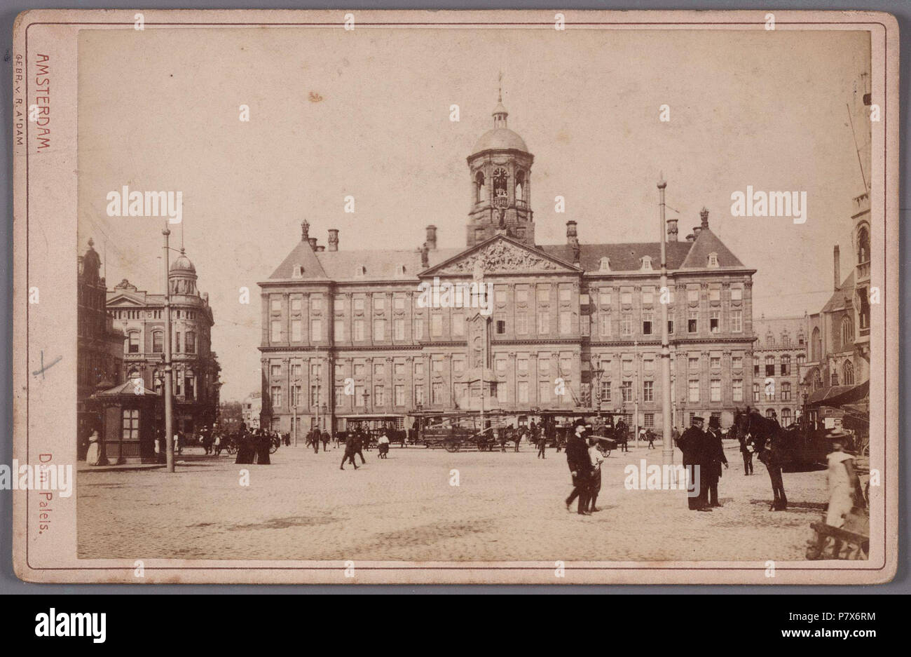 Deutsch: Beschreibung Het Koninklijk Paleis op de Dam. Daarvoor het 'Monument ter herinnering aan Höhle volksgeest Van 1830-1831 "Bekroond Tür het Beeld des Afrikaans van De Eendracht ('Naatje van de Dam"), afgebroken im Jahr 1914. Documenttype foto Vervaardiger Gebroeders van Rijkom Collectie Collectie Stadsarchief Amsterdam: kabinetfoto Datering's 1899 t/m 1912 Geografische naam damm damm Gebouw Paleis op de Dam Inventarissen Http://archief.amsterdam/archief/10005/1223 Afbeeldingsbestand 010005001223. 1899 t/m 1912 168 Gebroeders van Rijkom, Afb 010005001223 Stockfoto