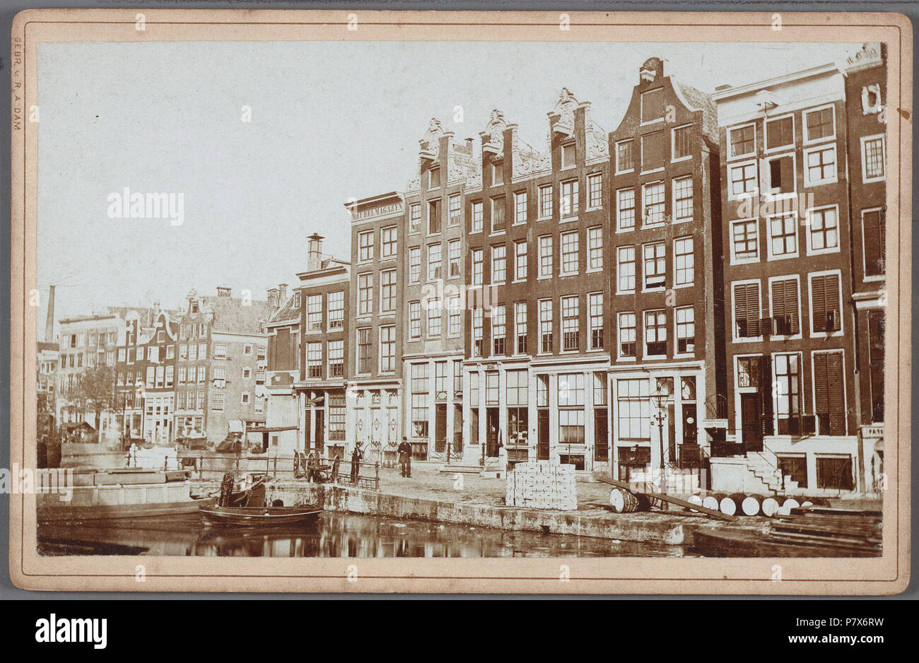 Deutsch: Beschreibung Gezicht op het Schiedammer Veer met de huizen Kloveniersburgwal1-17 (Nummer 13 ist inpandig in De Steeg) Links van Kloveniersburgwal 1 de zijgevel van het voormalige Meelhuis gesloopt Nieuwmarkt, 27, 1875. Links op de achtergrond de huizen Nieuwmarkt 3-15. Documenttype foto Vervaardiger Gebroeders van Rijkom Collectie Collectie Stadsarchief Amsterdam: kabinetfoto Datering's 1867 t/m 1875 Geografische naam Kloveniersburgwal Nieuwmarkt Inventarissen Http://archief.amsterdam/archief/10005/1414 Afbeeldingsbestand 010005001414. 1867 t/m 1875 168 Gebroeders van Rijkom, EIN Stockfoto