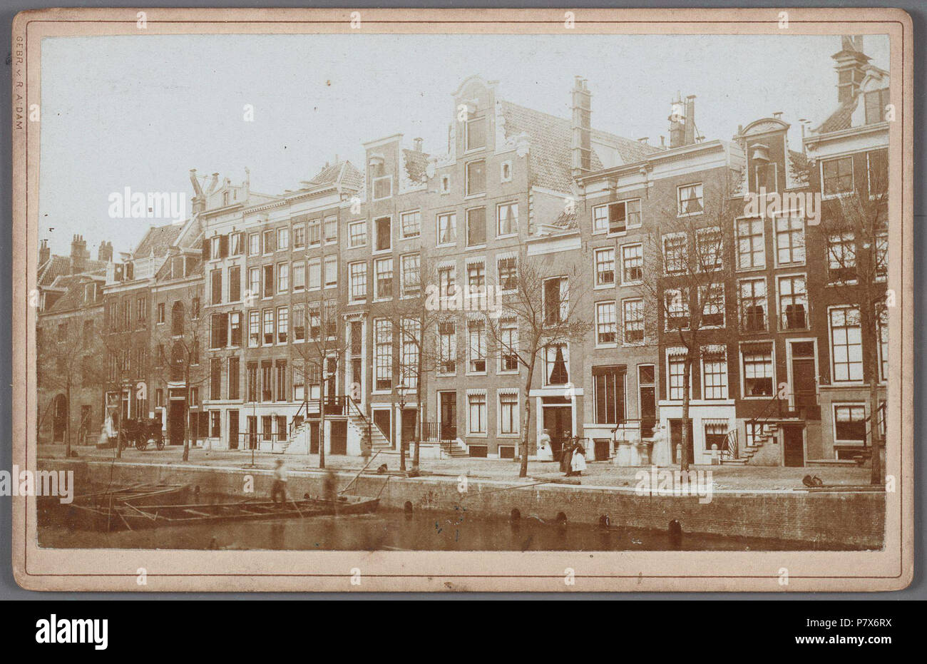 Deutsch: Beschreibung Keizersgracht 635-659 van links naar rechts, tussen de Reguliersgracht en de Vijzelstraat Documenttype foto Vervaardiger Gebroeders van Rijkom Collectie Collectie Stadsarchief Amsterdam: kabinetfoto Datering's 1867 t/m 1875 Geografische naam Keizersgracht Inventarissen Http://archief.amsterdam/archief/10005/1520 Afbeeldingsbestand 010005001520. 1867 t/m 1875 168 Gebroeders van Rijkom, Afb 010005001520 Stockfoto