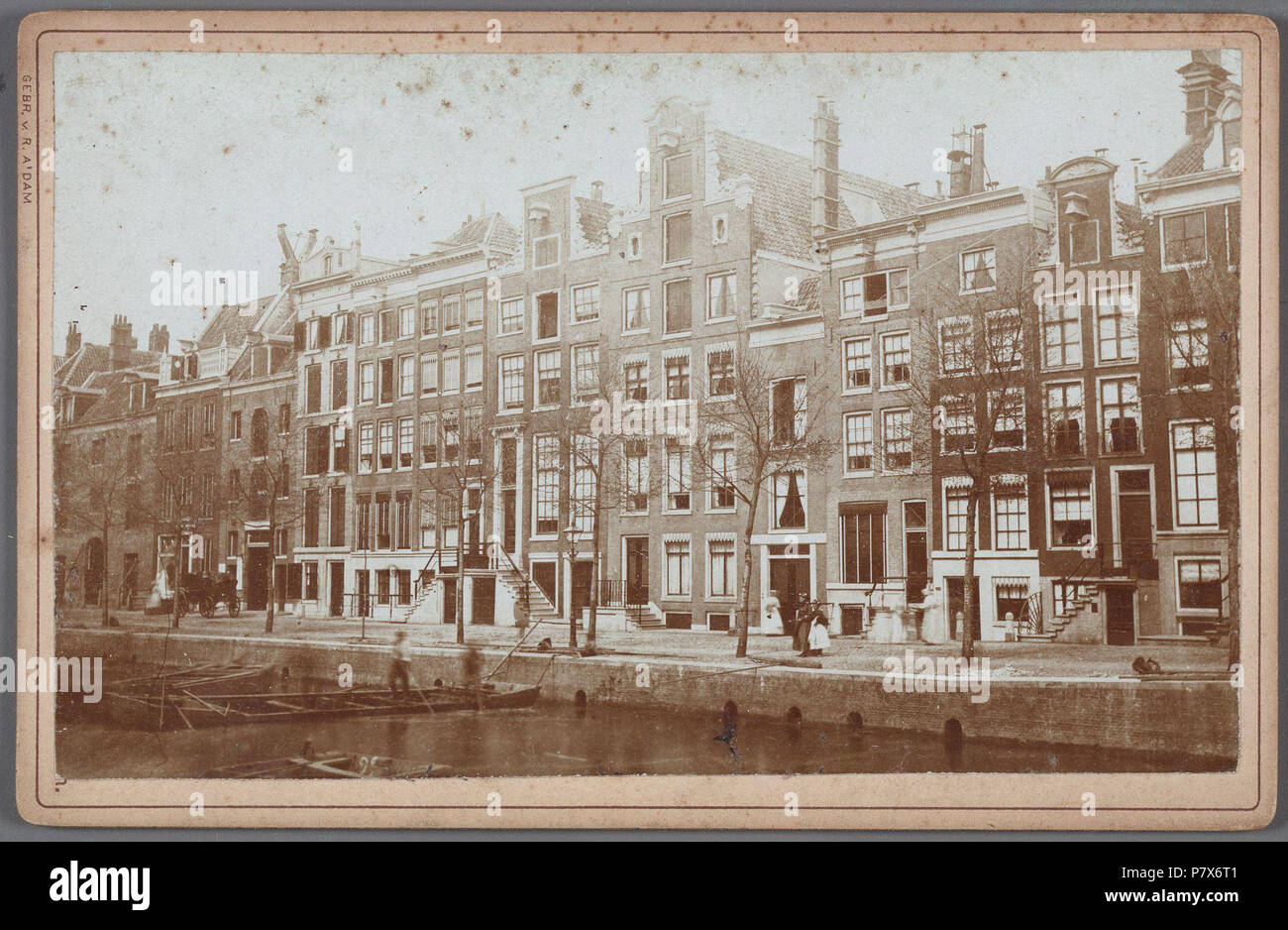 Deutsch: Beschreibung Keizersgracht 635-659 van links naar rechts, tussen de Reguliersgracht en de Vijzelstraat Documenttype foto Vervaardiger Gebroeders van Rijkom Collectie Collectie Stadsarchief Amsterdam: kabinetfoto Datering's 1867 t/m 1875 Geografische naam Keizersgracht Keizersgracht Inventarissen Http://archief.amsterdam/archief/10005/1521 Afbeeldingsbestand 010005001521. 1867 t/m 1875 168 Gebroeders van Rijkom, Afb 010005001521 Stockfoto