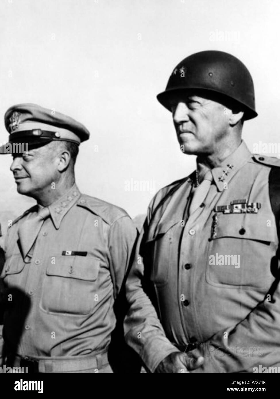 Englisch: General Dwight Eisenhower, General George Patton, 1940. 1940 s 170 - Allgemein - Dwight Eisenhower - Allgemeines - George - Patton-1940-s Stockfoto