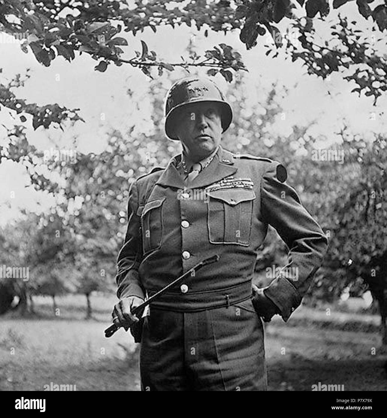 Englisch: General George Patton fragt ein SS-General, 1944. 1944 171 George S. Patton 37 Stockfoto