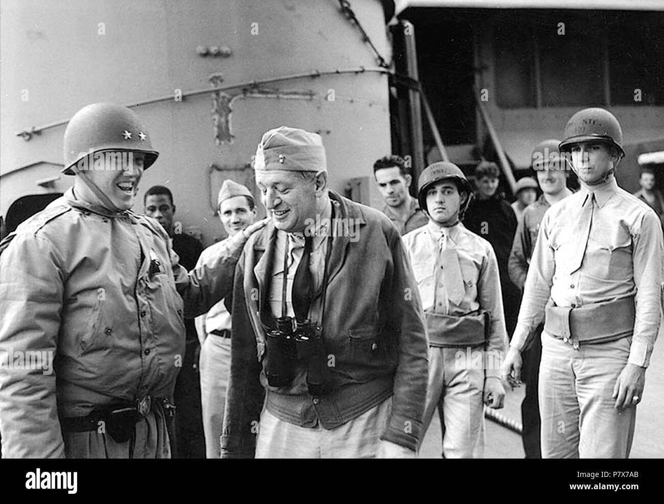 Englisch: Major General George S. Patton, Jr., US-Army, Kommandierender General, Western Task Force, US-Army (links); und Konteradmiral H. Kent Hewitt, USN, Commander Western Naval Task Force (Mitte) teilen einen hellen Moment an Bord der USS Augusta (CA-31), aus Marokko während Anlandungen die Operation "Torch". Obwohl das ursprüngliche Foto vom 4. Dezember 1942, es war vermutlich kurz vor MGen. Patton ging an Land am 8. und 9. November 1942. 1942 171 George S. Patton und Konteradmiral H. Kent Hewitt Stockfoto