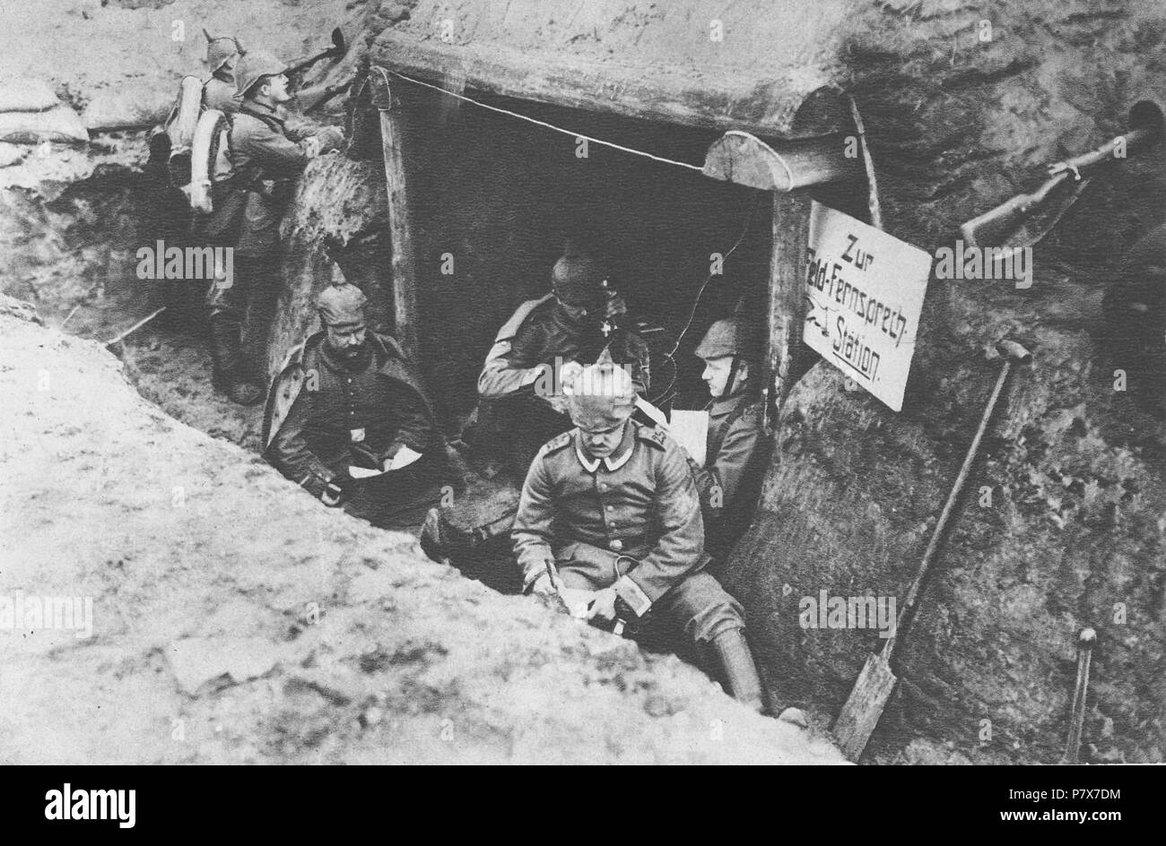 Deutsche Truppen auf einem Feld Telefon Post in einem Graben während des Ersten Weltkrieges. 1915 172 Deutsche Feld Telefon Post 002 Stockfoto