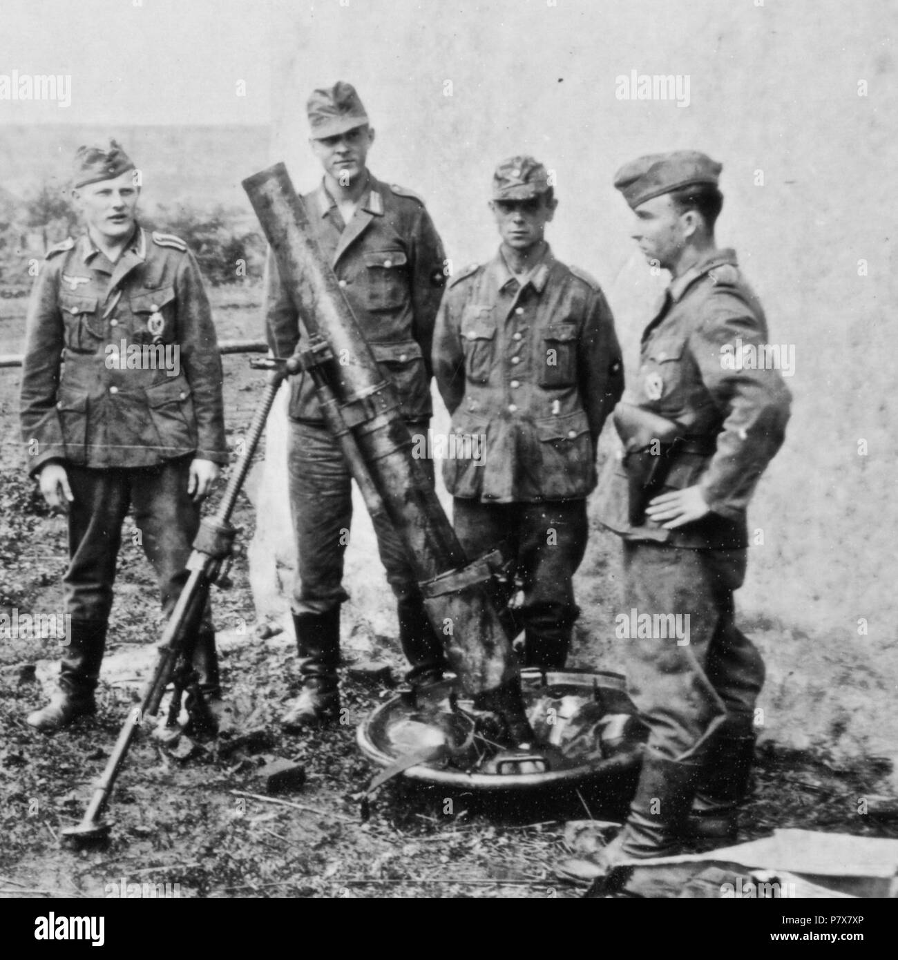 English: 4 Wehrmacht-Soldaten stehen neben einem Granatwerfer 42. Das Foto wurde an der Ostfront aufgenommen, wahrscheinlich 1943. Englisch: 4 Wehrmachtssoldaten stand neben einem Granatwerfer 42 Heavy mortar. Das Foto wurde an der Ostfront getroffen, vermutlich 1943. ca. 1943 174 Granatwerfer 42 an der Ostfront Stockfoto