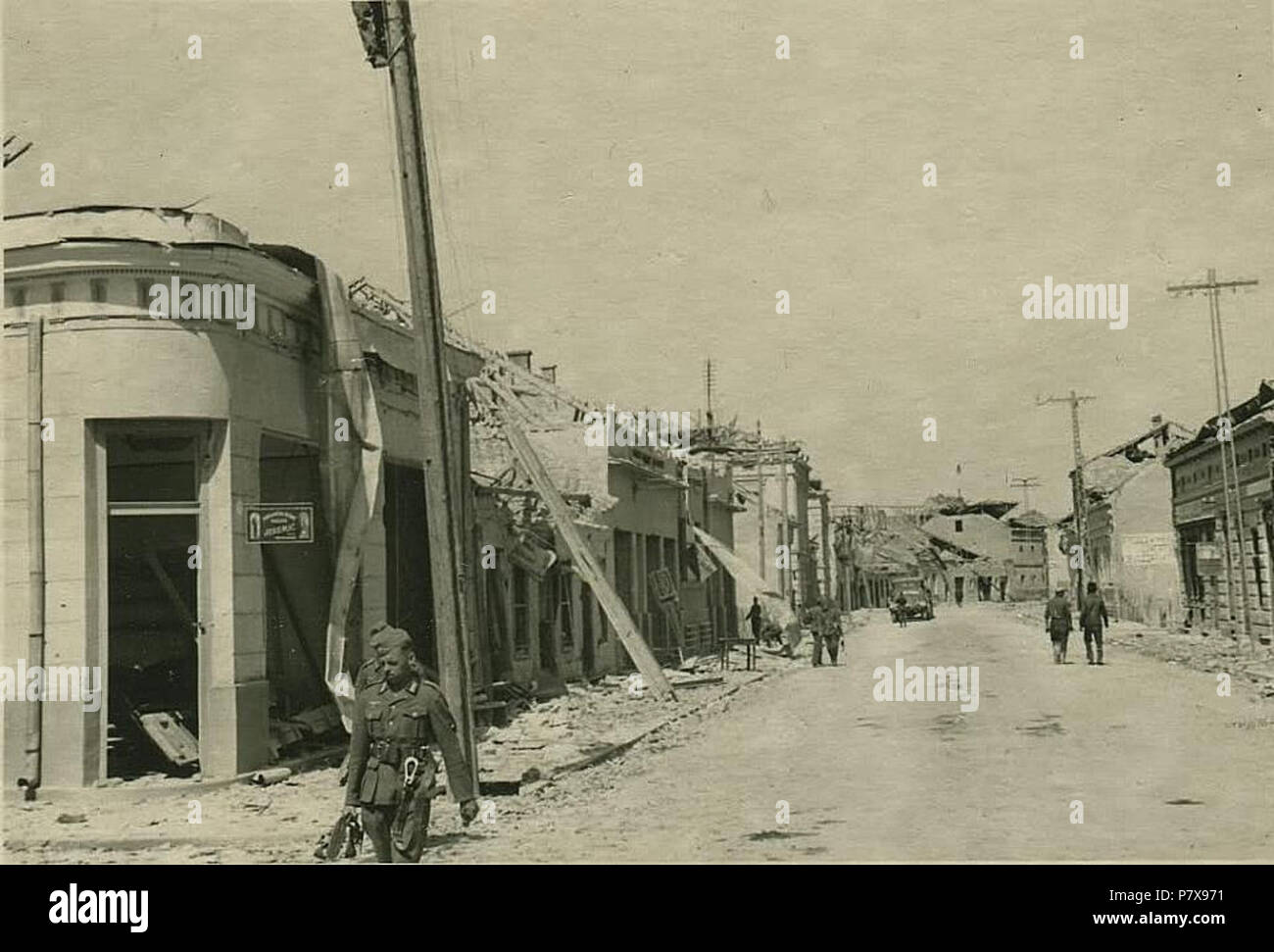 / Srpski: Fotografije Smedereva neposredno Pre i nakon katastrofalne eksplozije Juna 1941. u kojoj je više poginulo hiljada ljudi u jednom Danu - Ulica u Centru nakon Smedereva eksplozije. Da bi se shvatile razmere napomenuti uništenja, treba da grad pretpreo prethodno nije Bilo kakvu ratnu štetu U aprilu 1941. Sva oštecenja koja se vide nastala su u trenu eksplozije. Ove kue su Galle udaljene oko Pola kilometra od Centra eksplozije. 1941 143 Eksplozija u Smederevu 1941 03. Stockfoto