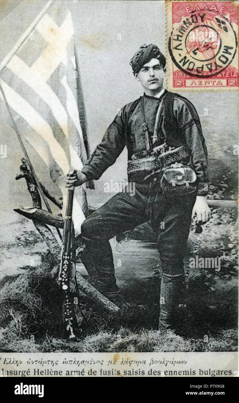 Englisch: Eine griechische Kretische Soldat, kämpfte gegen die Bulgaren, stehend mit Gewehr und die griechische Flagge im Hintergrund. Ein 1912 Kampagne griechische Stempel (1913) auf der Karte afixed und Abgebrochen an Moudron, Limnos Post. : (Sic). Français: Insurge Hellene arme de fusils saisis des Ennemis bulgares. :,. . . ,,. Nach 1913 175 griechische Soldat mit Flag Stockfoto