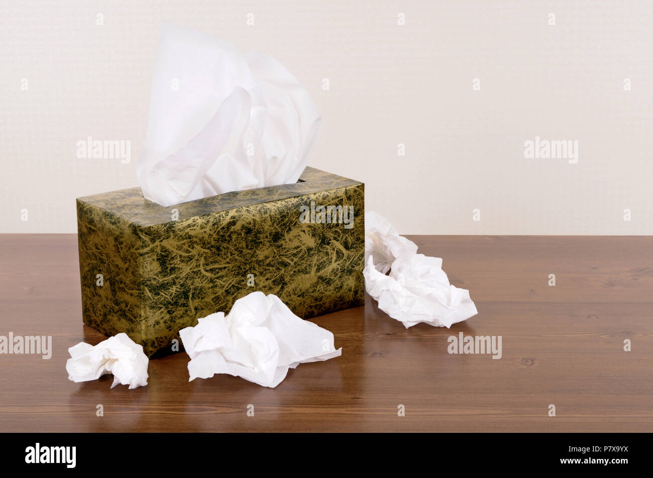 Box von kleenex Stil Gewebe auf einen hölzernen Tisch. Stockfoto