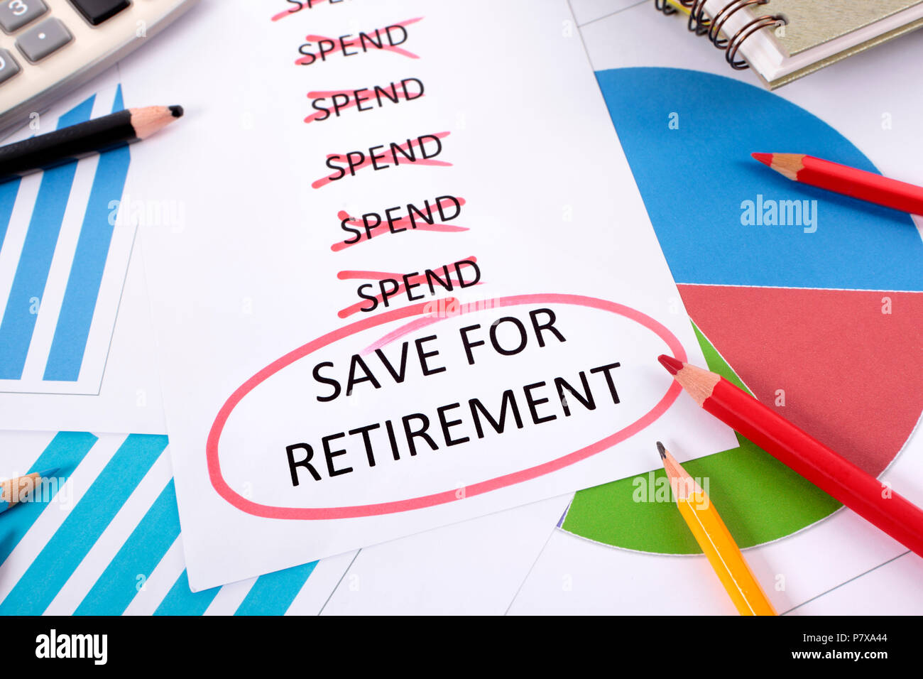 Die worte Sparen für den Ruhestand in Rot mit einer Liste der Ausgaben Verpflichtungen durch Grafiken, Diagramme, Bücher und Stifte umgeben eingekreist. Stockfoto