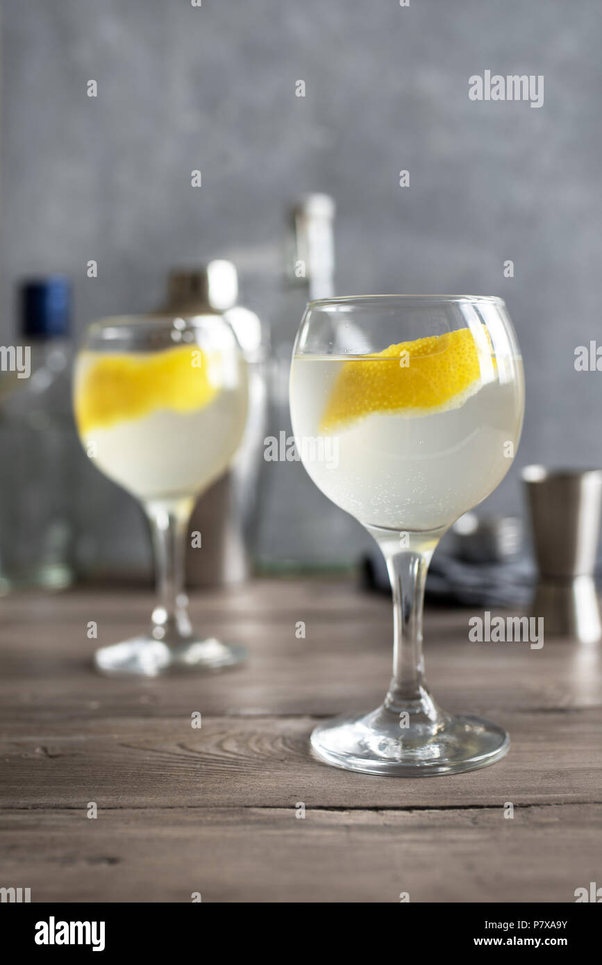 Vesper Martini Cocktail mit Zitrone Keil. Hausgemachte Vesper Cocktail auf Tabelle, kopieren. Stockfoto