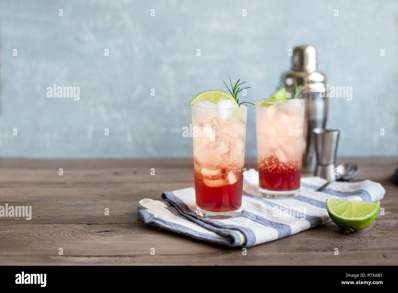 Sloe Gin Fizz Cocktail. Rosa kalten Alkohol trinken mit Eis, Kalk und Soda, kopieren. Stockfoto
