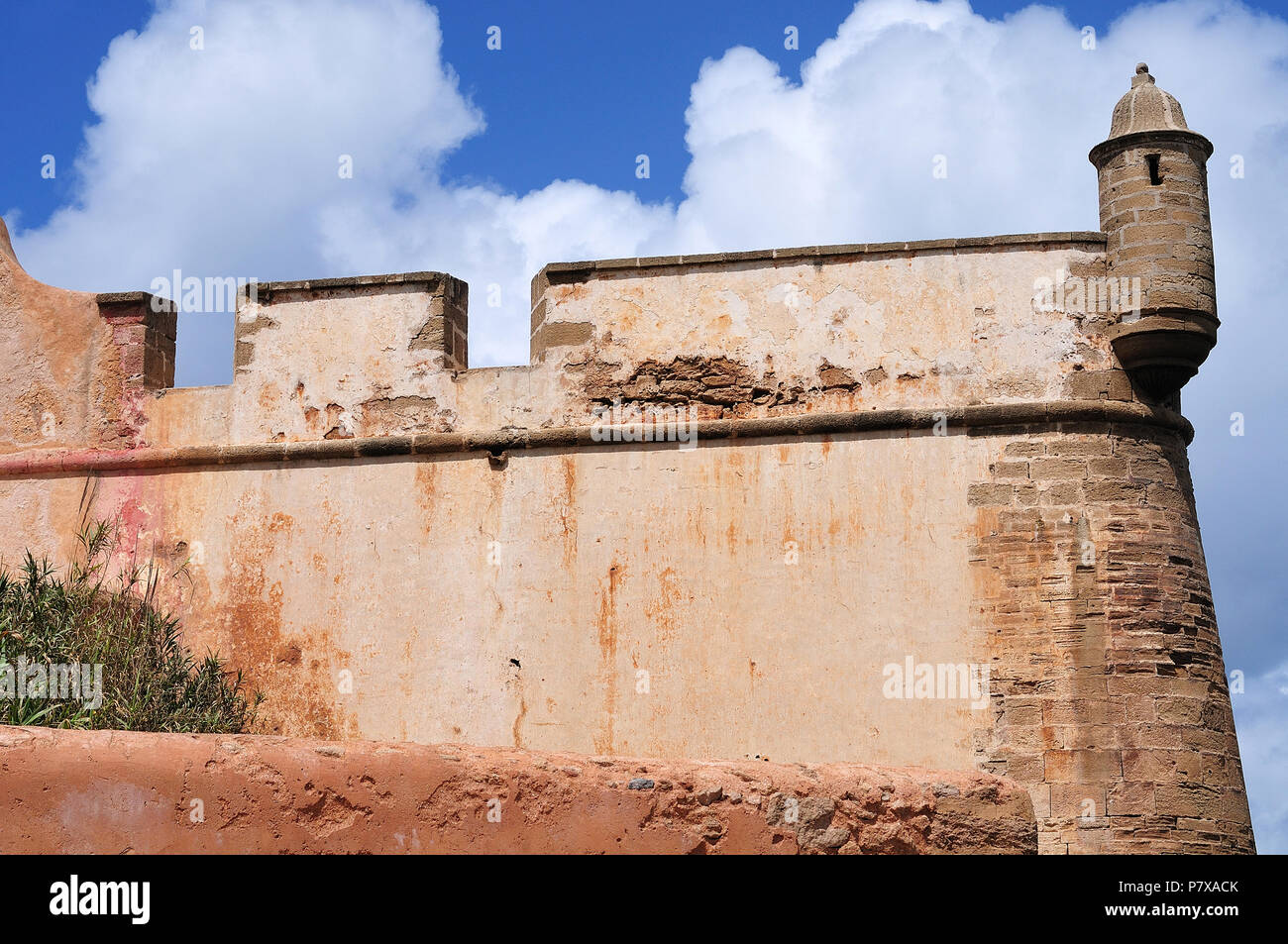 Ein Teil der alten Stadtmauer der Kasbah des Oudaias mit Revolver an der Ecke in Rabat, Hauptstadt Marokkos. Stockfoto