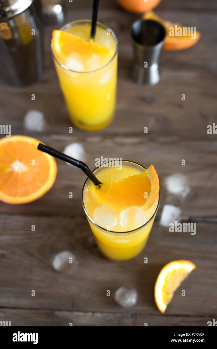 Schraubendreher Cocktail mit Wodka, Eis und Orangensaft. Hausgemachte Schraubendreher cocktail Drink auf Holztisch, kopieren. Stockfoto