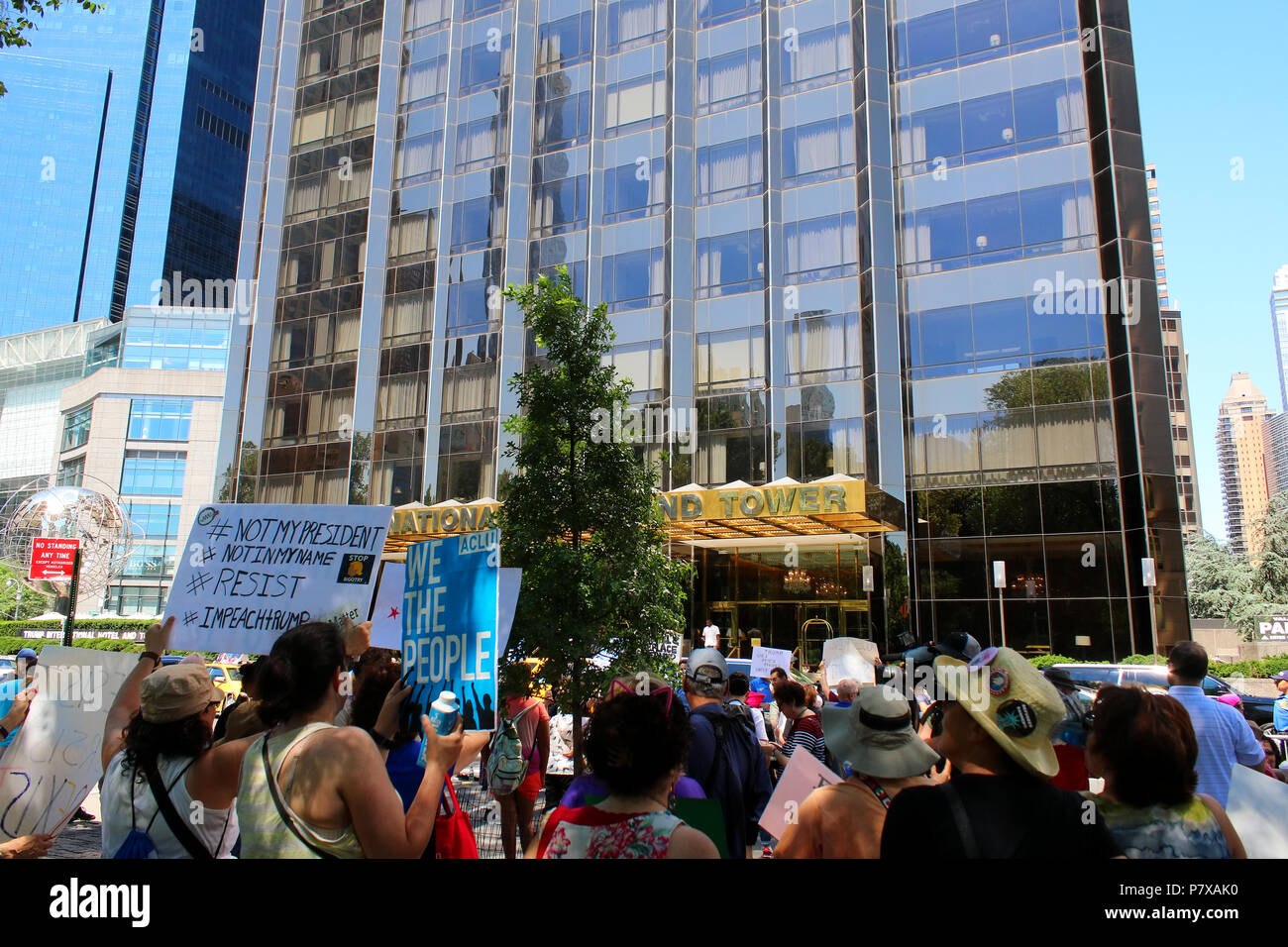 NEW YORK, NY - 02. Juli: Aktivisten, die Rallye zu einem Aufstieg und Widerstehen organisierten Trump Amtsenthebungsverfahren Protest vor der Trump International Hotel & Tower. Stockfoto