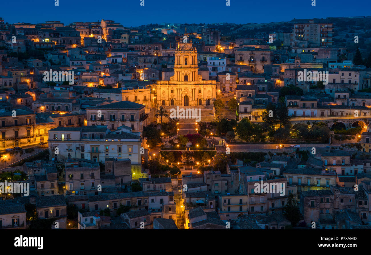 Modica bei Sonnenuntergang, tolle Stadt in der Provinz Ragusa, in der italienischen Region Sizilien (Sicilia). Stockfoto