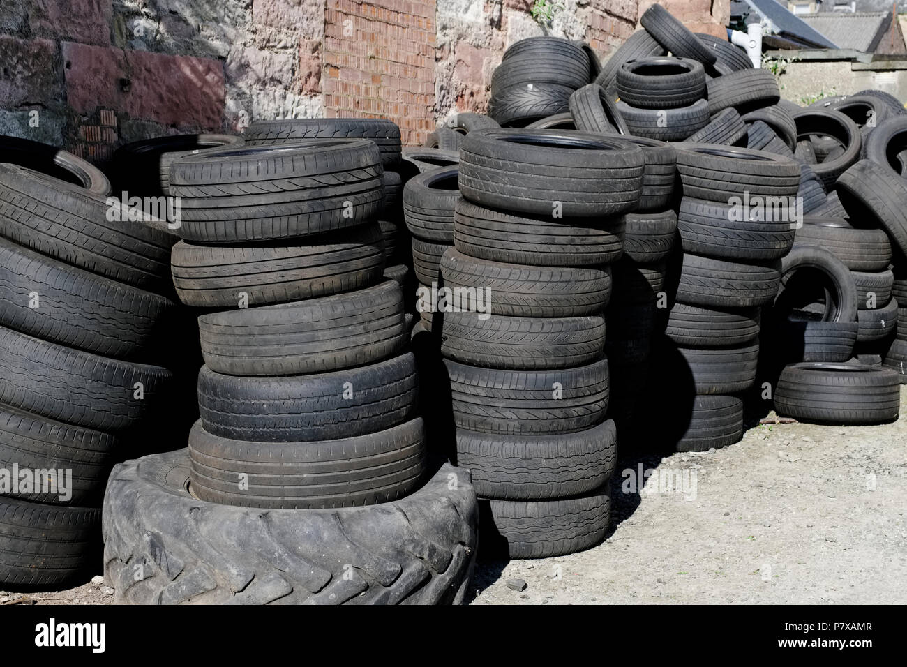 Auto Reifen gestapelt Recycling compound Umwelt ole verwendet Gummi schwarz Stockfoto